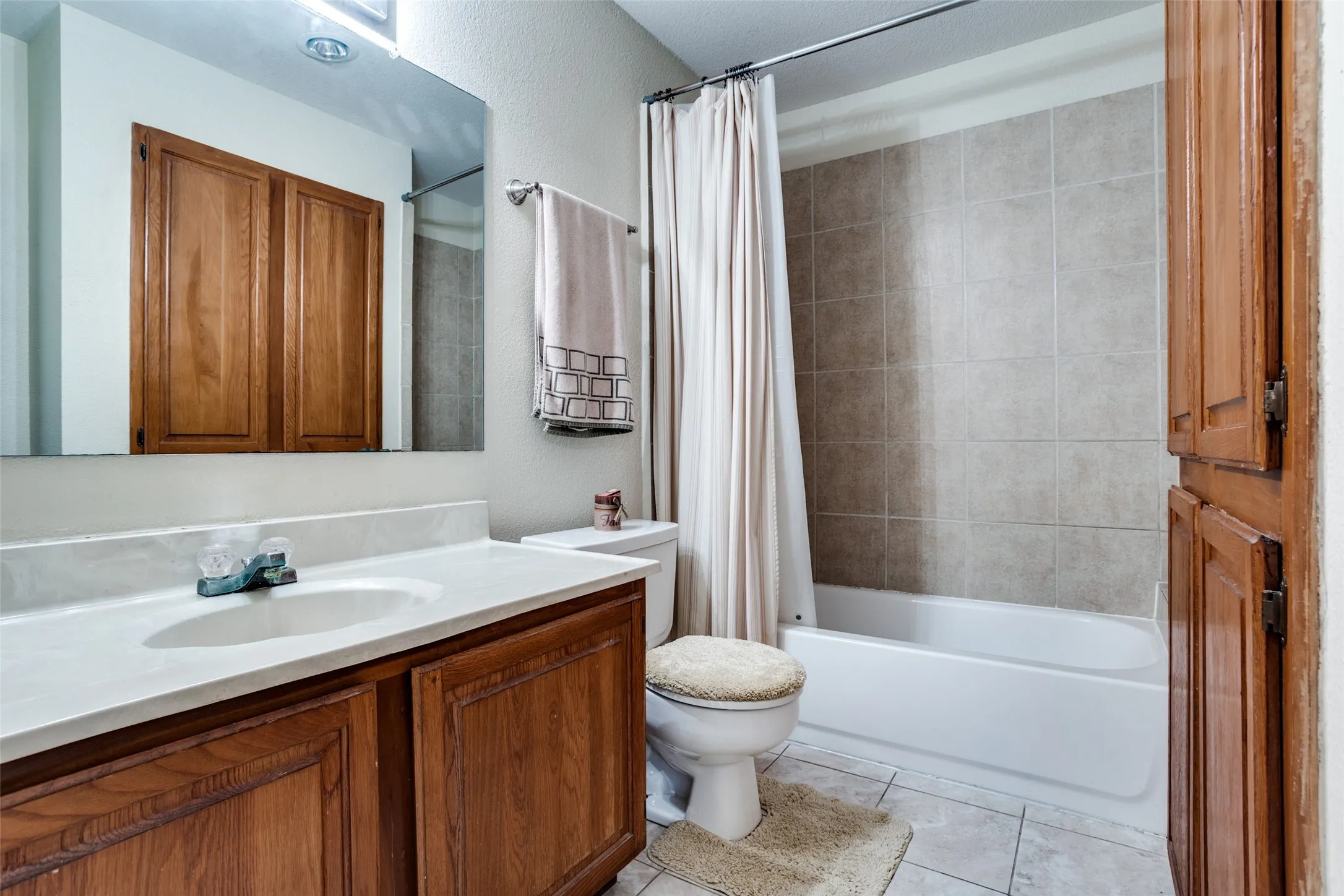 Second ensuite bathroom.