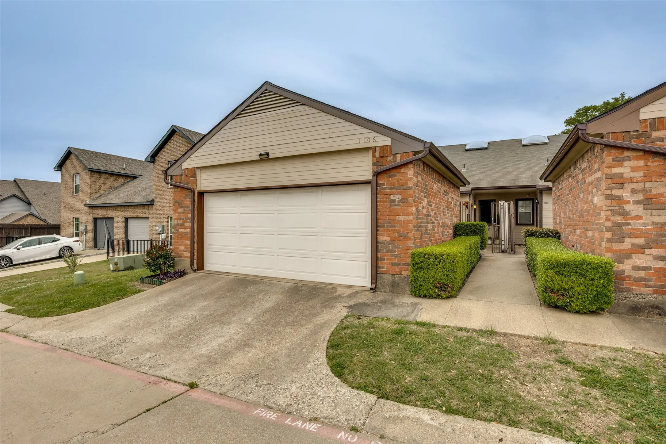 Condominium For Sale in Dallas County , 1106 Woburn Drive, Garland, Texas 75043, 2 Bedroom, 3 Bathroom, 2 Garage spaces, 1,230 Sqft, built in 1984, Preowned, mls#21220463, Real Estate Agent in Garland, Homes For Sale in Dallas county, Homes For Sale in Garland, Realtor in Garland Texas, Real Estate Brokerage Independent Realty Texas, Luminita Cordes Realtor