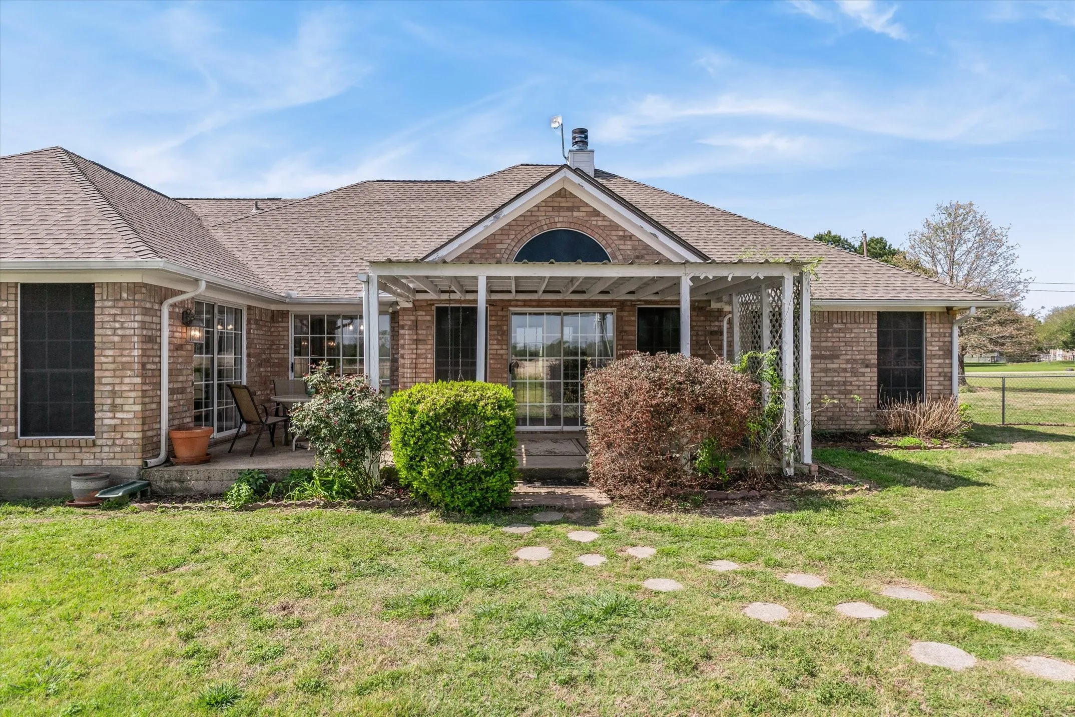 Single Family Residence For Sale in Van Zandt County , 271 VZ County Road 4107, Canton, Texas 75103, 3 Bedroom, 3 Bathroom, 2 Garage spaces, 2,368 Sqft, built in 1997, Preowned, mls#21220807, Real Estate Agent in Canton, Homes For Sale in Van Zandt county, Homes For Sale in Canton, Realtor in Canton Texas, Real Estate Brokerage Independent Realty Texas, Luminita Cordes Realtor