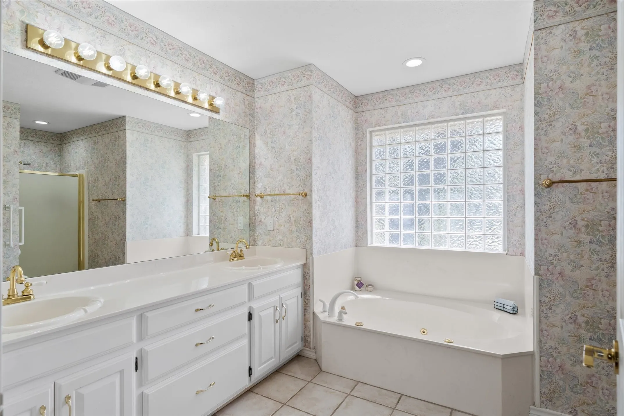 Single Family Residence For Sale in Van Zandt County , 271 VZ County Road 4107, Canton, Texas 75103, 3 Bedroom, 3 Bathroom, 2 Garage spaces, 2,368 Sqft, built in 1997, Preowned, mls#21220807, Real Estate Agent in Canton, Homes For Sale in Van Zandt county, Homes For Sale in Canton, Realtor in Canton Texas, Real Estate Brokerage Independent Realty Texas, Luminita Cordes Realtor