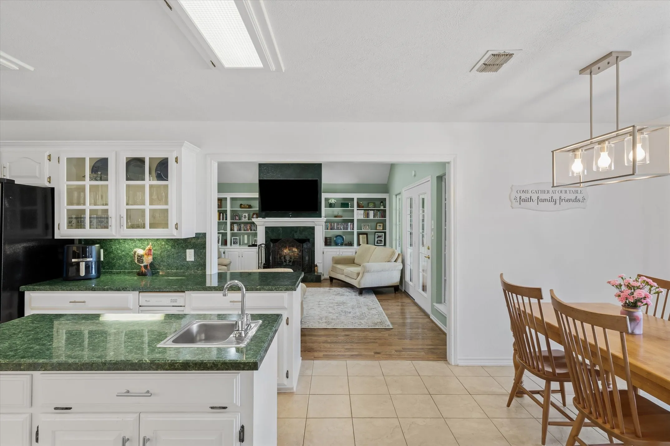 Single Family Residence For Sale in Van Zandt County , 271 VZ County Road 4107, Canton, Texas 75103, 3 Bedroom, 3 Bathroom, 2 Garage spaces, 2,368 Sqft, built in 1997, Preowned, mls#21220807, Real Estate Agent in Canton, Homes For Sale in Van Zandt county, Homes For Sale in Canton, Realtor in Canton Texas, Real Estate Brokerage Independent Realty Texas, Luminita Cordes Realtor