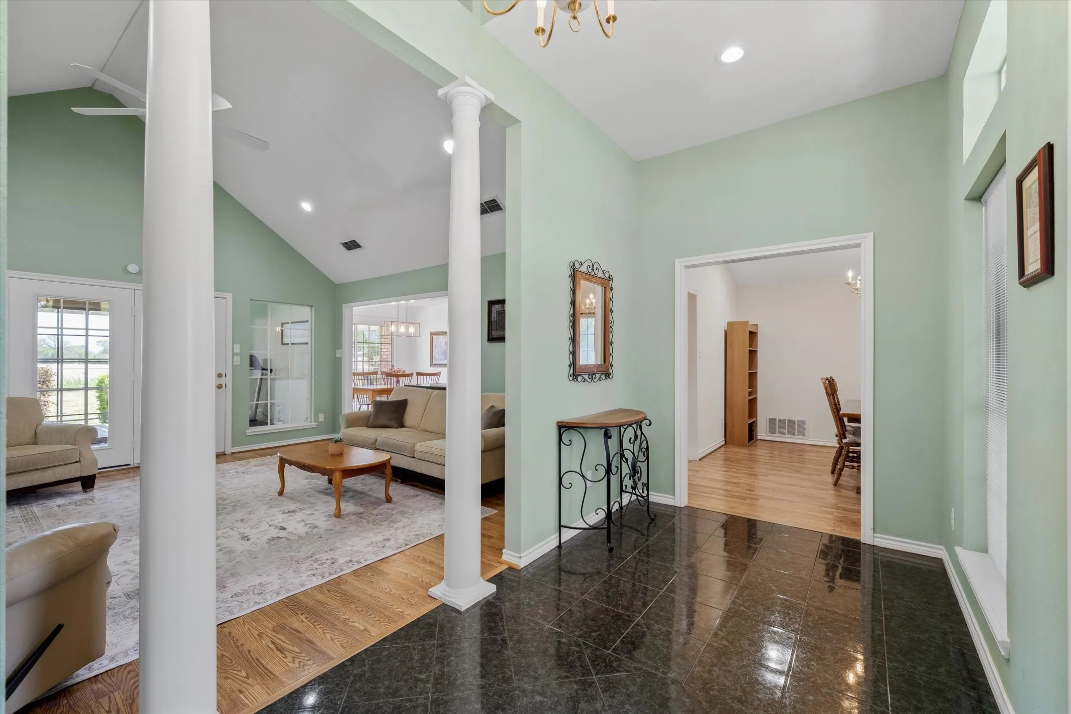 Single Family Residence For Sale in Van Zandt County , 271 VZ County Road 4107, Canton, Texas 75103, 3 Bedroom, 3 Bathroom, 2 Garage spaces, 2,368 Sqft, built in 1997, Preowned, mls#21220807, Real Estate Agent in Canton, Homes For Sale in Van Zandt county, Homes For Sale in Canton, Realtor in Canton Texas, Real Estate Brokerage Independent Realty Texas, Luminita Cordes Realtor