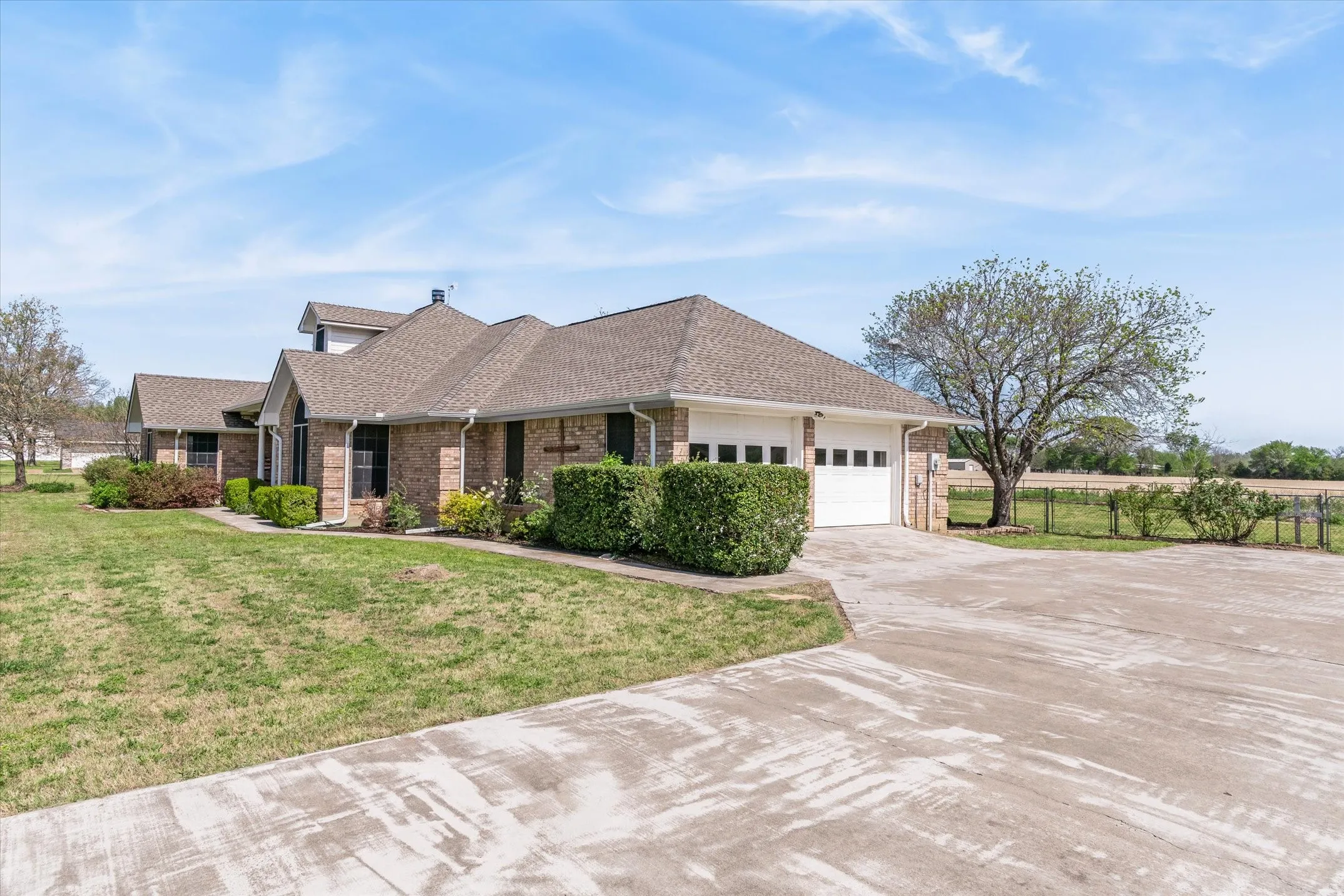 Single Family Residence For Sale in Van Zandt County , 271 VZ County Road 4107, Canton, Texas 75103, 3 Bedroom, 3 Bathroom, 2 Garage spaces, 2,368 Sqft, built in 1997, Preowned, mls#21220807, Real Estate Agent in Canton, Homes For Sale in Van Zandt county, Homes For Sale in Canton, Realtor in Canton Texas, Real Estate Brokerage Independent Realty Texas, Luminita Cordes Realtor
