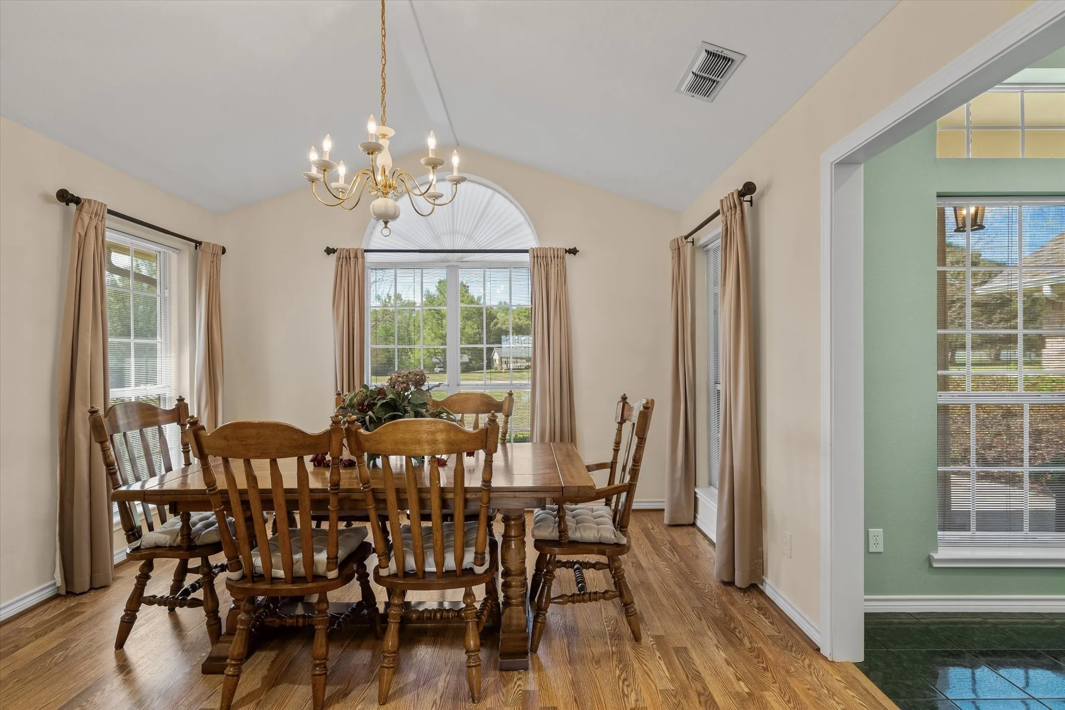 Single Family Residence For Sale in Van Zandt County , 271 VZ County Road 4107, Canton, Texas 75103, 3 Bedroom, 3 Bathroom, 2 Garage spaces, 2,368 Sqft, built in 1997, Preowned, mls#21220807, Real Estate Agent in Canton, Homes For Sale in Van Zandt county, Homes For Sale in Canton, Realtor in Canton Texas, Real Estate Brokerage Independent Realty Texas, Luminita Cordes Realtor