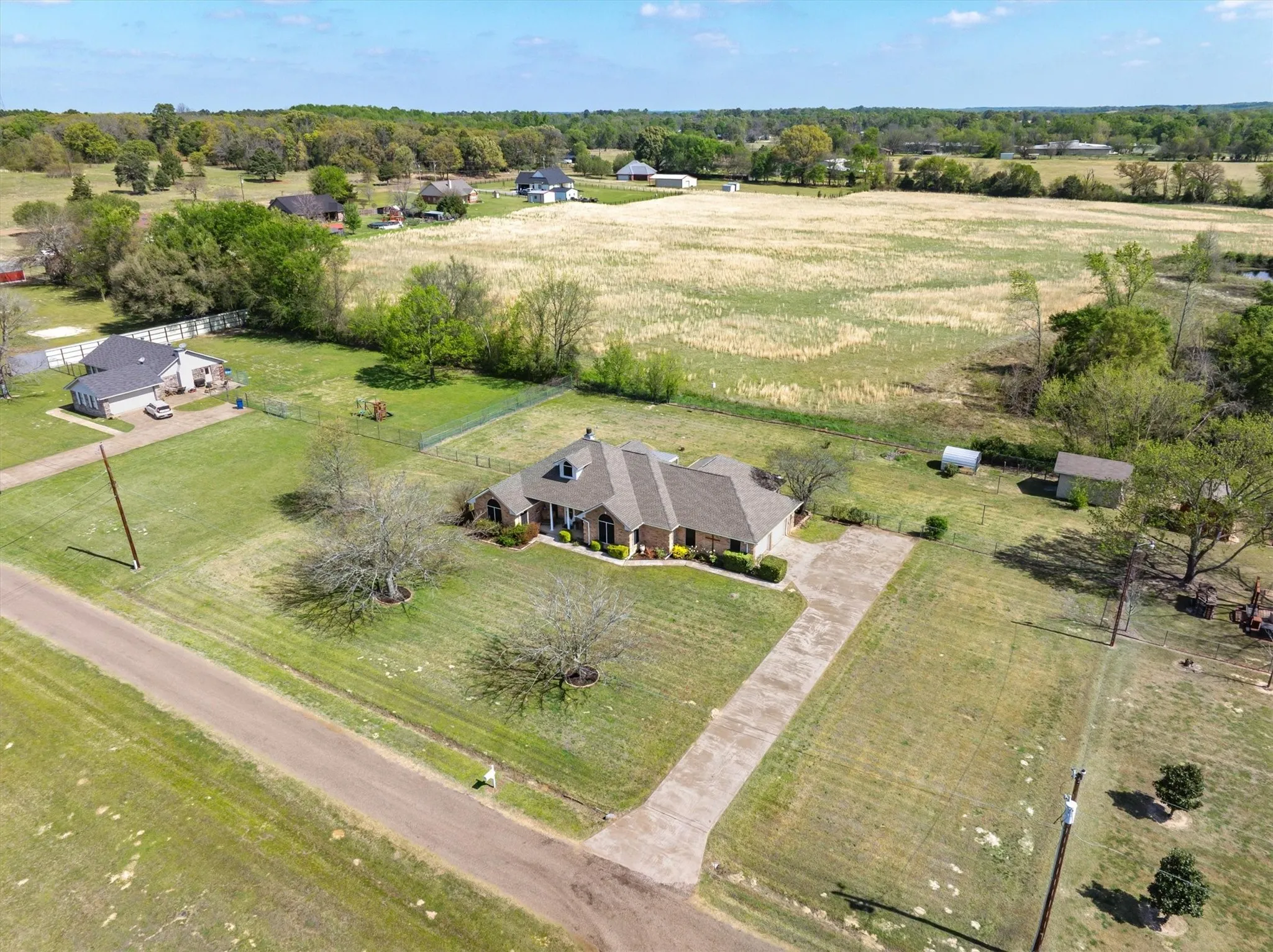 Single Family Residence For Sale in Van Zandt County , 271 VZ County Road 4107, Canton, Texas 75103, 3 Bedroom, 3 Bathroom, 2 Garage spaces, 2,368 Sqft, built in 1997, Preowned, mls#21220807, Real Estate Agent in Canton, Homes For Sale in Van Zandt county, Homes For Sale in Canton, Realtor in Canton Texas, Real Estate Brokerage Independent Realty Texas, Luminita Cordes Realtor