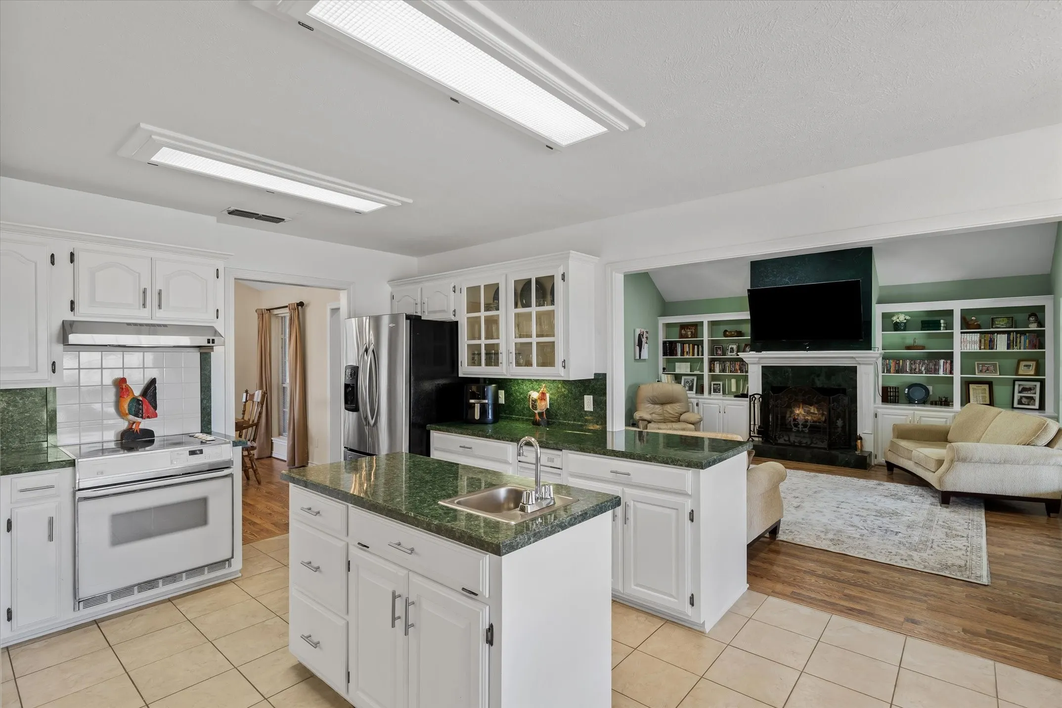 Single Family Residence For Sale in Van Zandt County , 271 VZ County Road 4107, Canton, Texas 75103, 3 Bedroom, 3 Bathroom, 2 Garage spaces, 2,368 Sqft, built in 1997, Preowned, mls#21220807, Real Estate Agent in Canton, Homes For Sale in Van Zandt county, Homes For Sale in Canton, Realtor in Canton Texas, Real Estate Brokerage Independent Realty Texas, Luminita Cordes Realtor