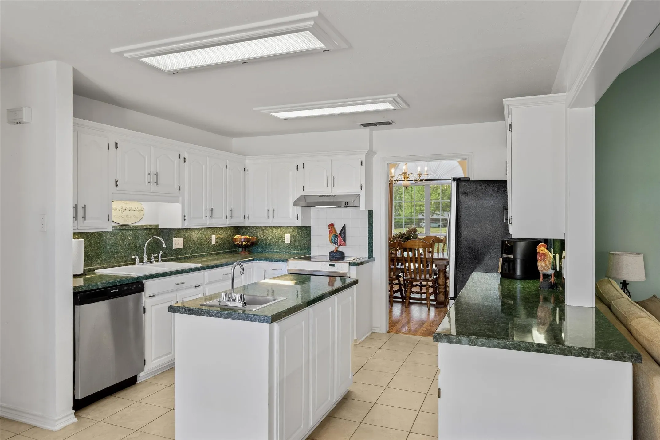 Single Family Residence For Sale in Van Zandt County , 271 VZ County Road 4107, Canton, Texas 75103, 3 Bedroom, 3 Bathroom, 2 Garage spaces, 2,368 Sqft, built in 1997, Preowned, mls#21220807, Real Estate Agent in Canton, Homes For Sale in Van Zandt county, Homes For Sale in Canton, Realtor in Canton Texas, Real Estate Brokerage Independent Realty Texas, Luminita Cordes Realtor