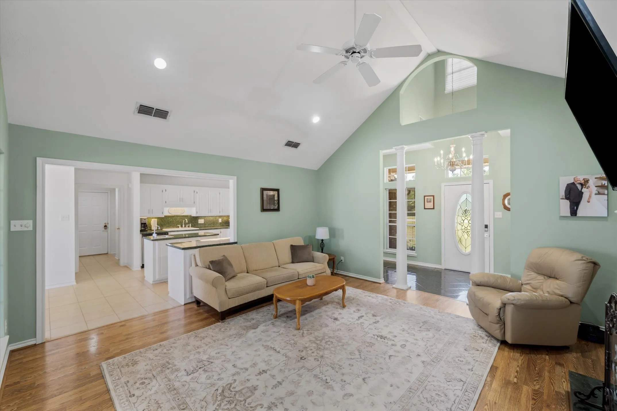 Single Family Residence For Sale in Van Zandt County , 271 VZ County Road 4107, Canton, Texas 75103, 3 Bedroom, 3 Bathroom, 2 Garage spaces, 2,368 Sqft, built in 1997, Preowned, mls#21220807, Real Estate Agent in Canton, Homes For Sale in Van Zandt county, Homes For Sale in Canton, Realtor in Canton Texas, Real Estate Brokerage Independent Realty Texas, Luminita Cordes Realtor