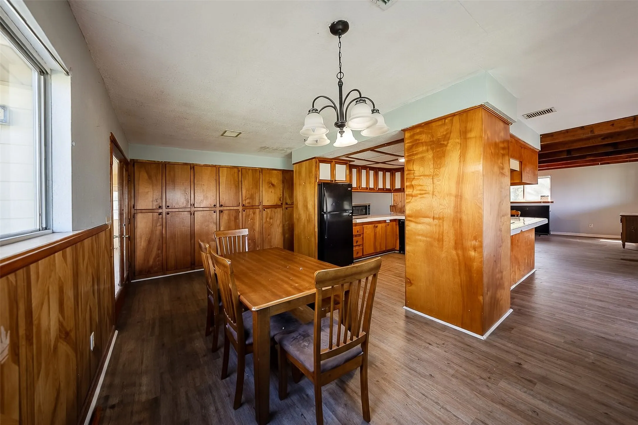 Single Family Residence For Sale in Van Zandt County , 10813 Fm 773, Ben Wheeler, Texas 75754, 5 Bedroom, 3 Bathroom, Garage spaces, 2,272 Sqft, built in 1990, Preowned, mls#21222776, Real Estate Agent in Ben Wheeler, Homes For Sale in Van Zandt county, Homes For Sale in Ben Wheeler, Realtor in Ben Wheeler Texas, Real Estate Brokerage Independent Realty Texas, Luminita Cordes Realtor
