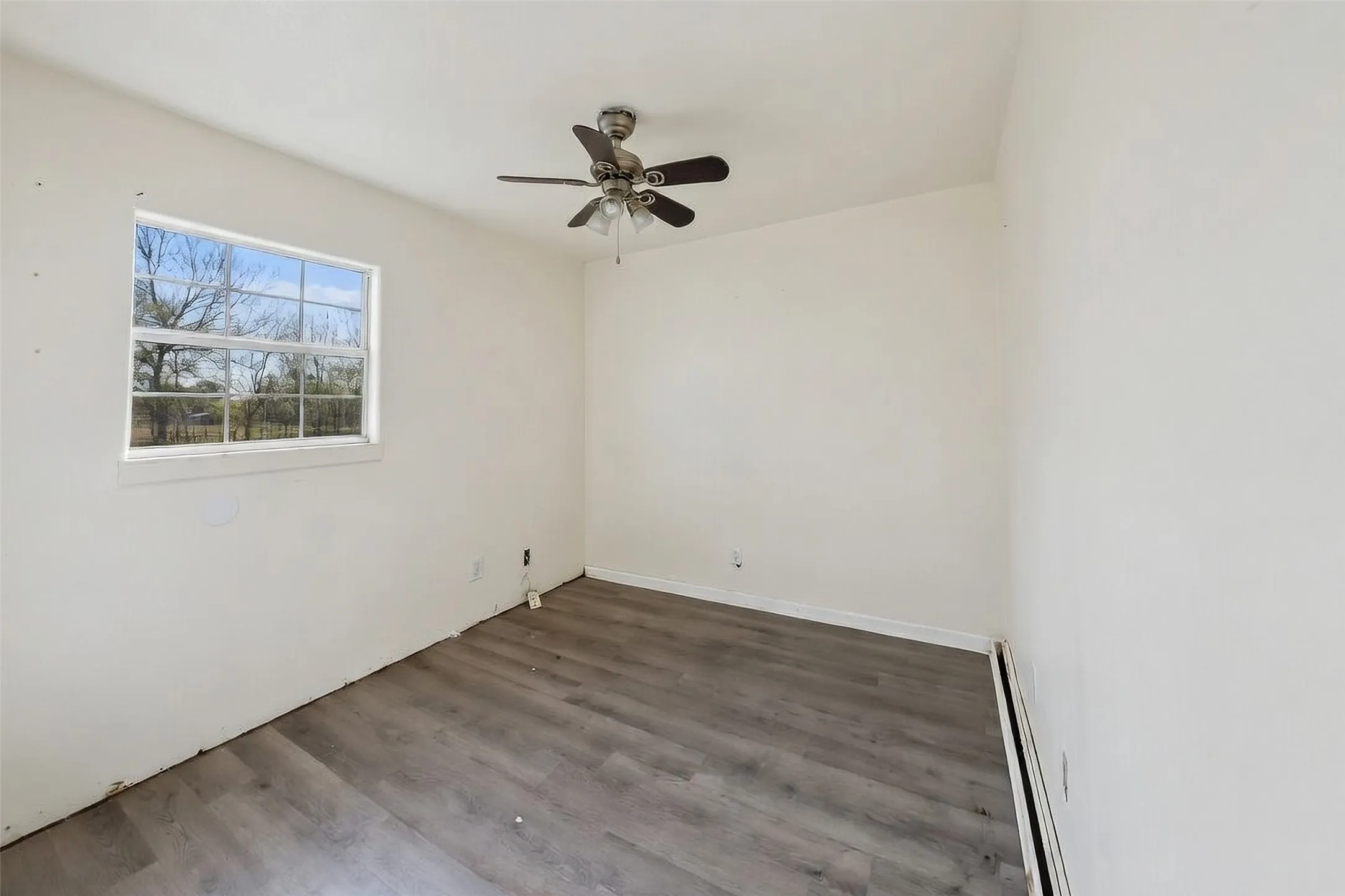 Single Family Residence For Sale in Van Zandt County , 10813 Fm 773, Ben Wheeler, Texas 75754, 5 Bedroom, 3 Bathroom, Garage spaces, 2,272 Sqft, built in 1990, Preowned, mls#21222776, Real Estate Agent in Ben Wheeler, Homes For Sale in Van Zandt county, Homes For Sale in Ben Wheeler, Realtor in Ben Wheeler Texas, Real Estate Brokerage Independent Realty Texas, Luminita Cordes Realtor