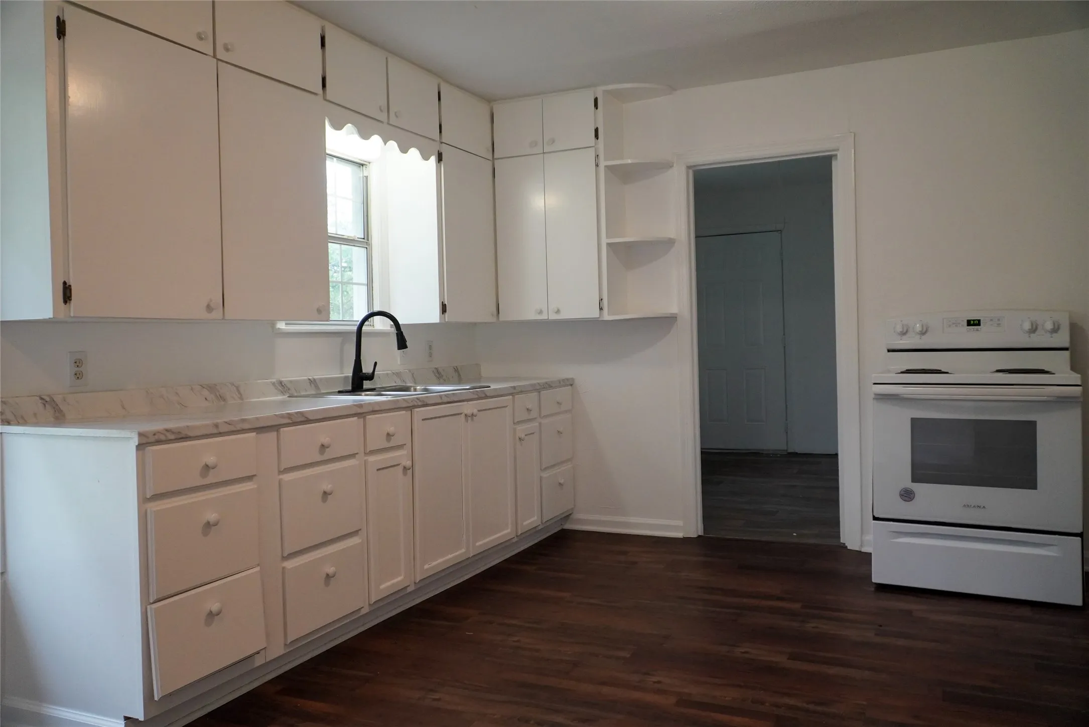 Single Family Residence For Sale in Johnson County , 403 N Fairview Street, Keene, Texas 76059, 3 Bedroom, 1 Bathroom, Garage spaces, 1,022 Sqft, built in 1960, mls#21222867, Real Estate Agent in Keene, Homes For Sale in Johnson county, Homes For Sale in Keene, Realtor in Keene Texas, Real Estate Brokerage Independent Realty Texas, Luminita Cordes Realtor