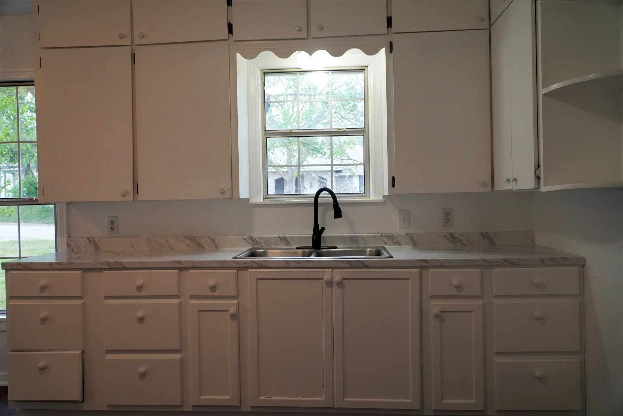 Single Family Residence For Sale in Johnson County , 403 N Fairview Street, Keene, Texas 76059, 3 Bedroom, 1 Bathroom, Garage spaces, 1,022 Sqft, built in 1960, mls#21222867, Real Estate Agent in Keene, Homes For Sale in Johnson county, Homes For Sale in Keene, Realtor in Keene Texas, Real Estate Brokerage Independent Realty Texas, Luminita Cordes Realtor