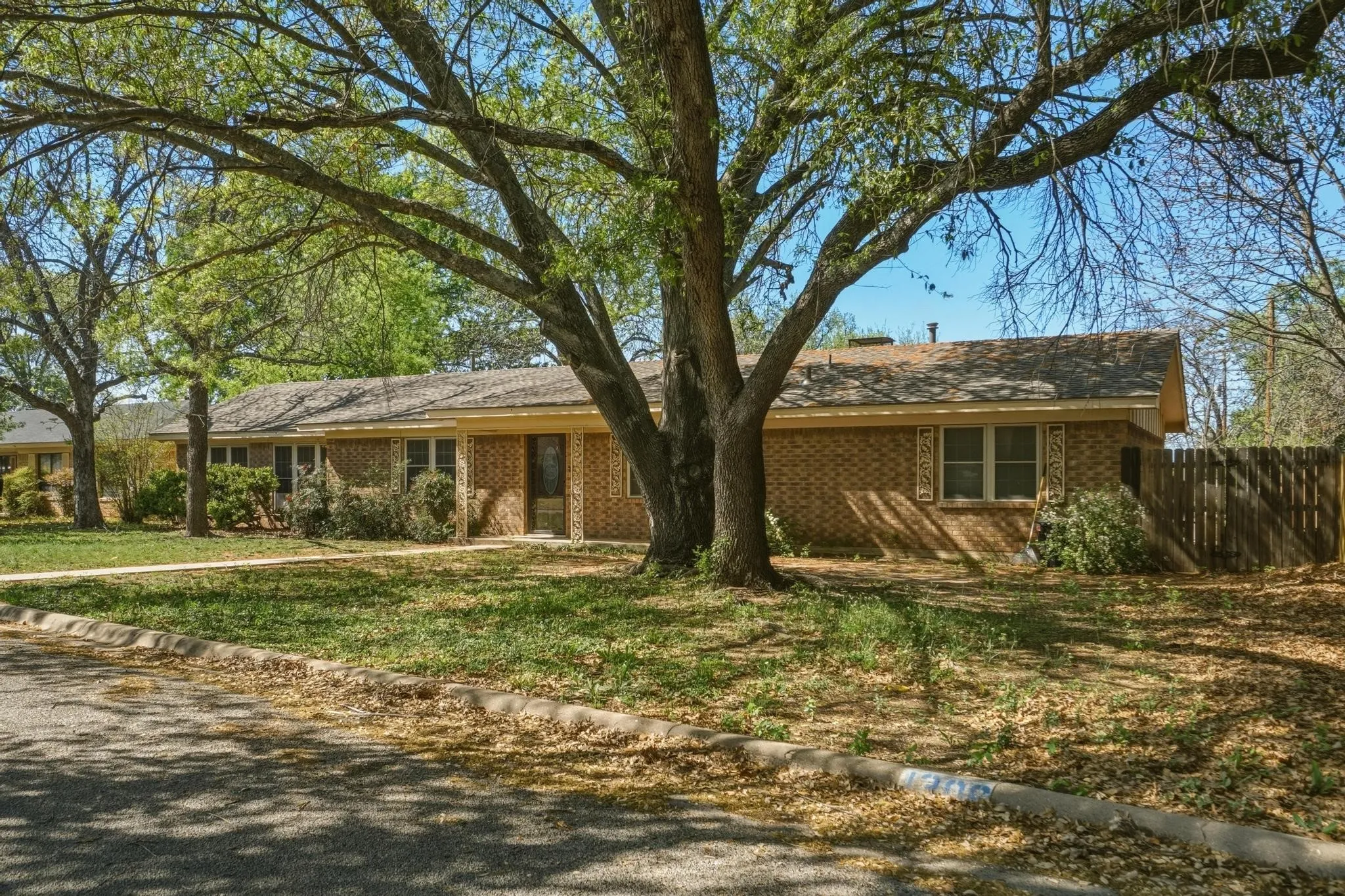 Single Family Residence For Sale in Coleman County , 1306 Westhill Lane, Coleman, Texas 76834, 4 Bedroom, 3 Bathroom, Garage spaces, 1,958 Sqft, built in 1978, Preowned, mls#21222817, Real Estate Agent in Coleman, Homes For Sale in Coleman county, Homes For Sale in Coleman, Realtor in Coleman Texas, Real Estate Brokerage Independent Realty Texas, Luminita Cordes Realtor
