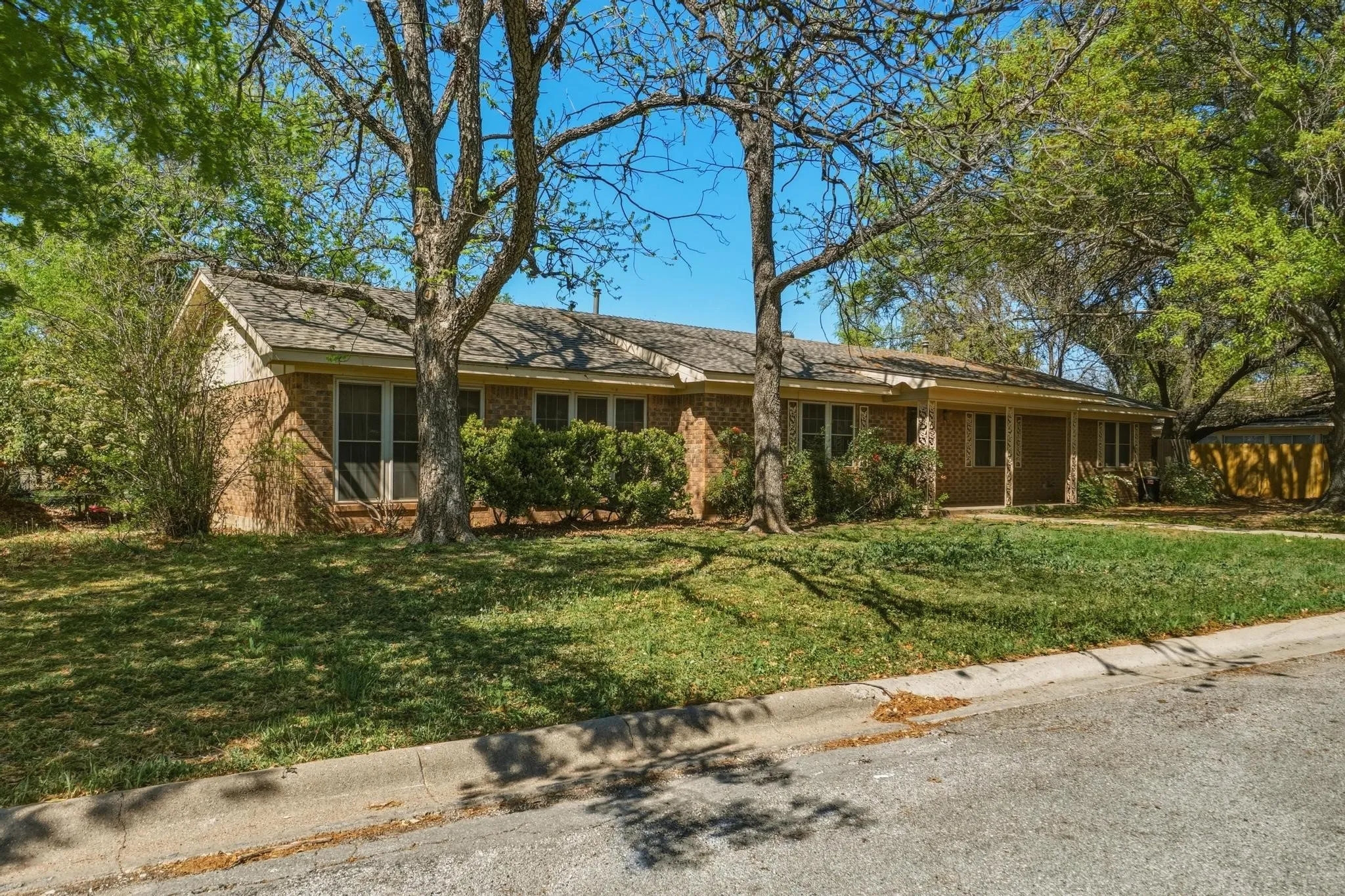 Single Family Residence For Sale in Coleman County , 1306 Westhill Lane, Coleman, Texas 76834, 4 Bedroom, 3 Bathroom, Garage spaces, 1,958 Sqft, built in 1978, Preowned, mls#21222817, Real Estate Agent in Coleman, Homes For Sale in Coleman county, Homes For Sale in Coleman, Realtor in Coleman Texas, Real Estate Brokerage Independent Realty Texas, Luminita Cordes Realtor