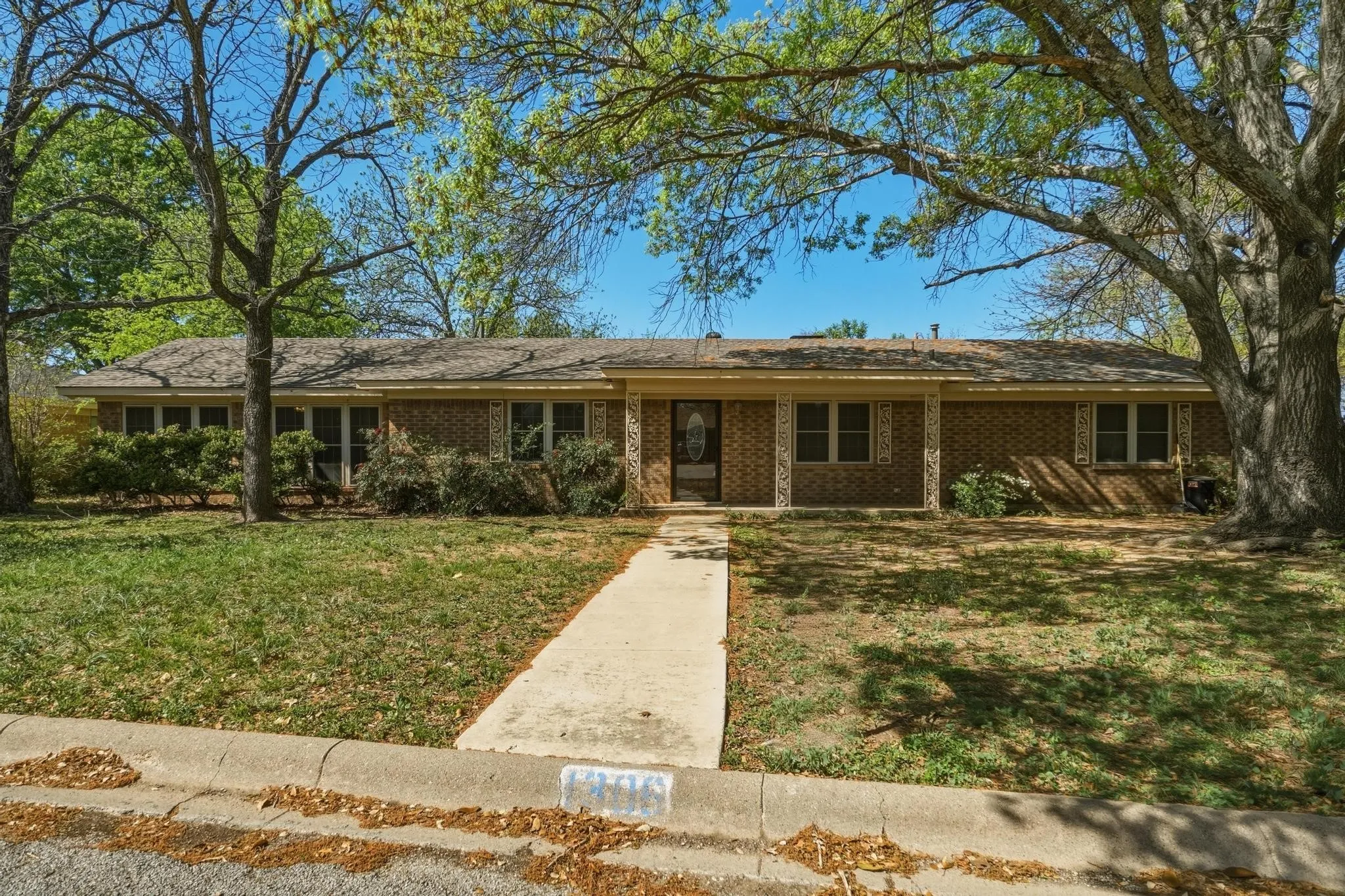 Single Family Residence For Sale in Coleman County , 1306 Westhill Lane, Coleman, Texas 76834, 4 Bedroom, 3 Bathroom, Garage spaces, 1,958 Sqft, built in 1978, Preowned, mls#21222817, Real Estate Agent in Coleman, Homes For Sale in Coleman county, Homes For Sale in Coleman, Realtor in Coleman Texas, Real Estate Brokerage Independent Realty Texas, Luminita Cordes Realtor