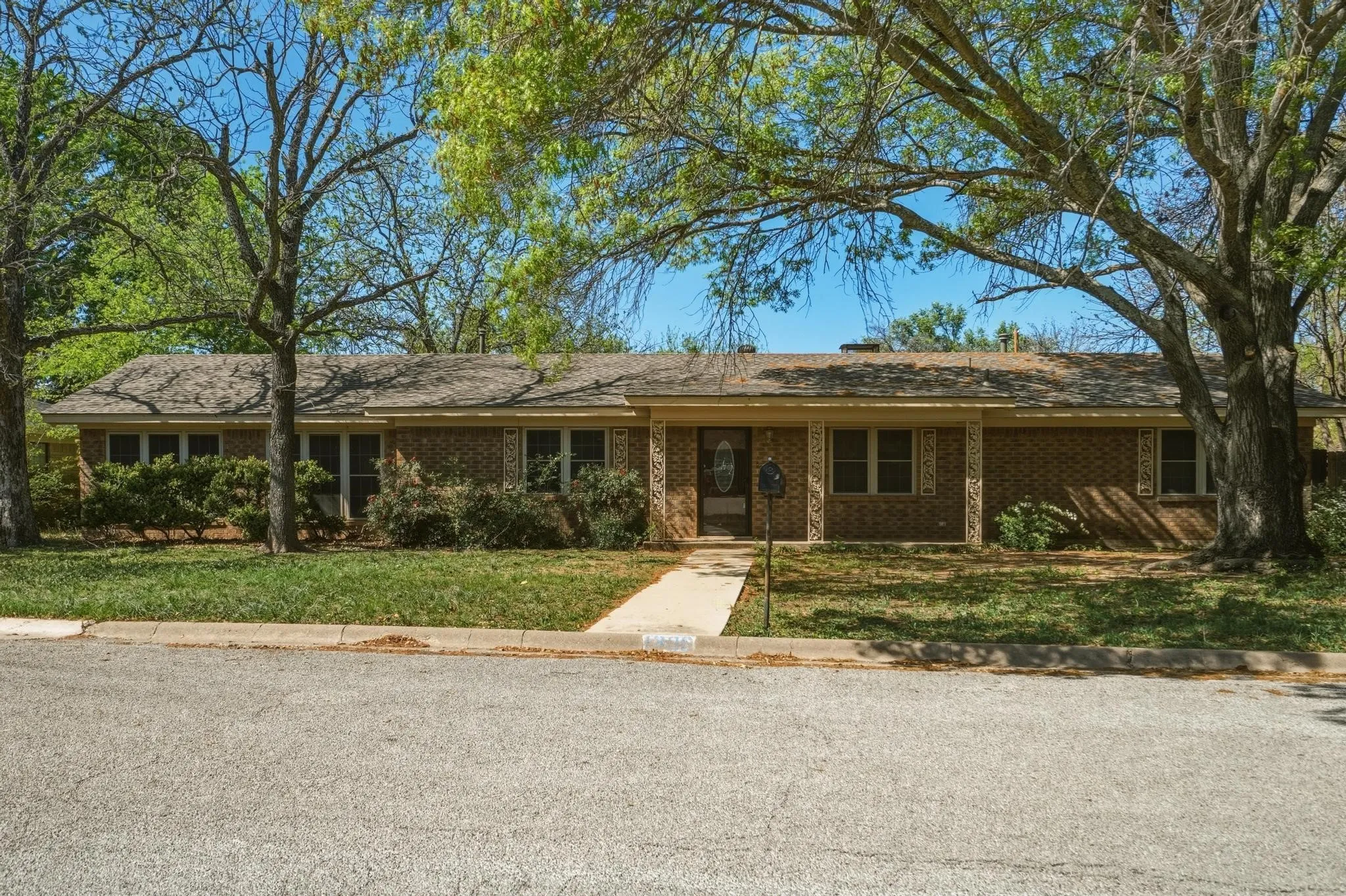 Single Family Residence For Sale in Coleman County , 1306 Westhill Lane, Coleman, Texas 76834, 4 Bedroom, 3 Bathroom, Garage spaces, 1,958 Sqft, built in 1978, Preowned, mls#21222817, Real Estate Agent in Coleman, Homes For Sale in Coleman county, Homes For Sale in Coleman, Realtor in Coleman Texas, Real Estate Brokerage Independent Realty Texas, Luminita Cordes Realtor