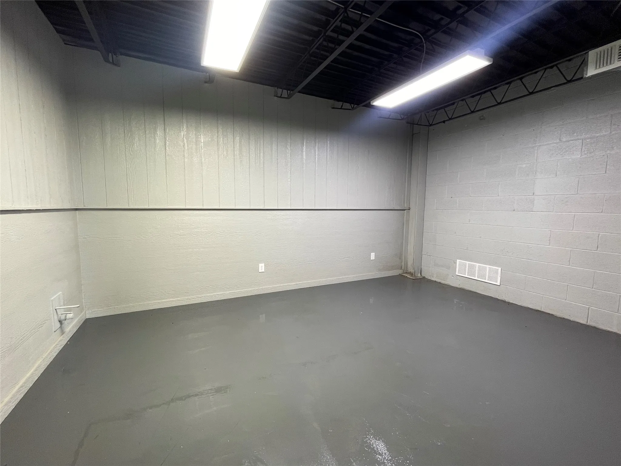 Business For Rent in Ellis County , 575 Proffitt Street A, Midlothian, Texas 76065, 0, 0, Garage spaces, 13,130 Sqft, built in 1985, Preowned, mls#21217231, Real Estate Agent in Midlothian, Homes For Rent in Ellis county, Homes For Rent in Midlothian, Realtor in Midlothian Texas, Real Estate Brokerage Independent Realty Texas, Luminita Cordes Realtor