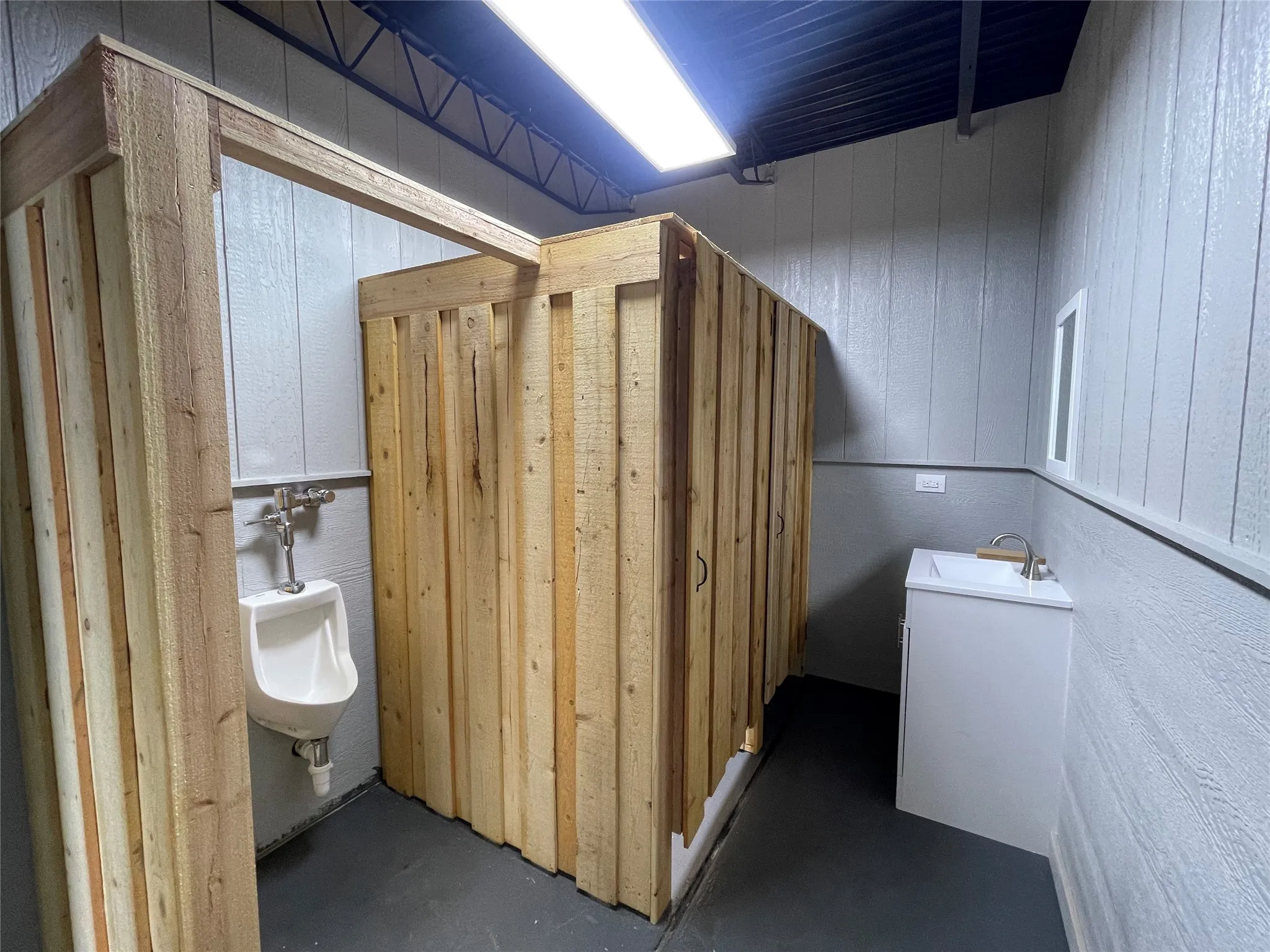 Business For Rent in Ellis County , 575 Proffitt Street A, Midlothian, Texas 76065, 0, 0, Garage spaces, 13,130 Sqft, built in 1985, Preowned, mls#21217231, Real Estate Agent in Midlothian, Homes For Rent in Ellis county, Homes For Rent in Midlothian, Realtor in Midlothian Texas, Real Estate Brokerage Independent Realty Texas, Luminita Cordes Realtor