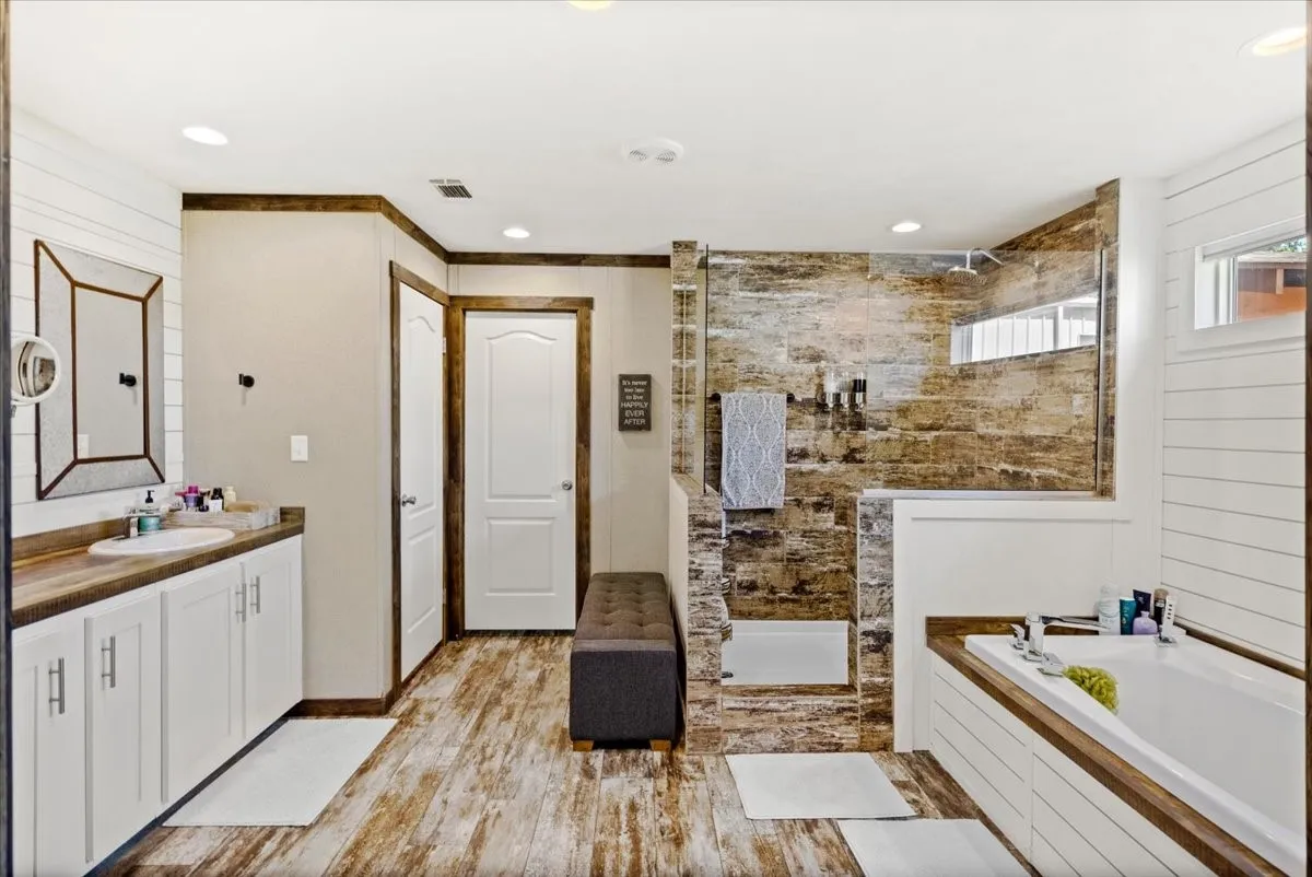 Single Family Residence For Sale in Smith County , 13511 COUNTY ROAD 1141, Tyler, Texas 75703, 6 Bedrooms, 4 Bathrooms, 2 Garage spaces, 3,910 Sqft, built in 1985, Price $995,000, mls#21222962, Real Estate Agent in Tyler, Homes For Sale in Smith county, Homes For Sale in Tyler, Realtor in Tyler Texas, Real Estate Brokerage Independent Realty Texas, Luminita Cordes Realtor