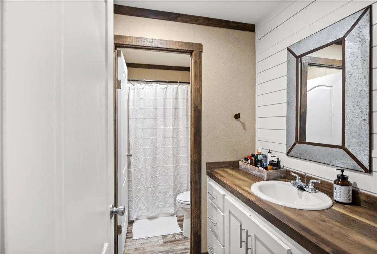 Single Family Residence For Sale in Smith County , 13511 COUNTY ROAD 1141, Tyler, Texas 75703, 6 Bedrooms, 4 Bathrooms, 2 Garage spaces, 3,910 Sqft, built in 1985, Price $995,000, mls#21222962, Real Estate Agent in Tyler, Homes For Sale in Smith county, Homes For Sale in Tyler, Realtor in Tyler Texas, Real Estate Brokerage Independent Realty Texas, Luminita Cordes Realtor