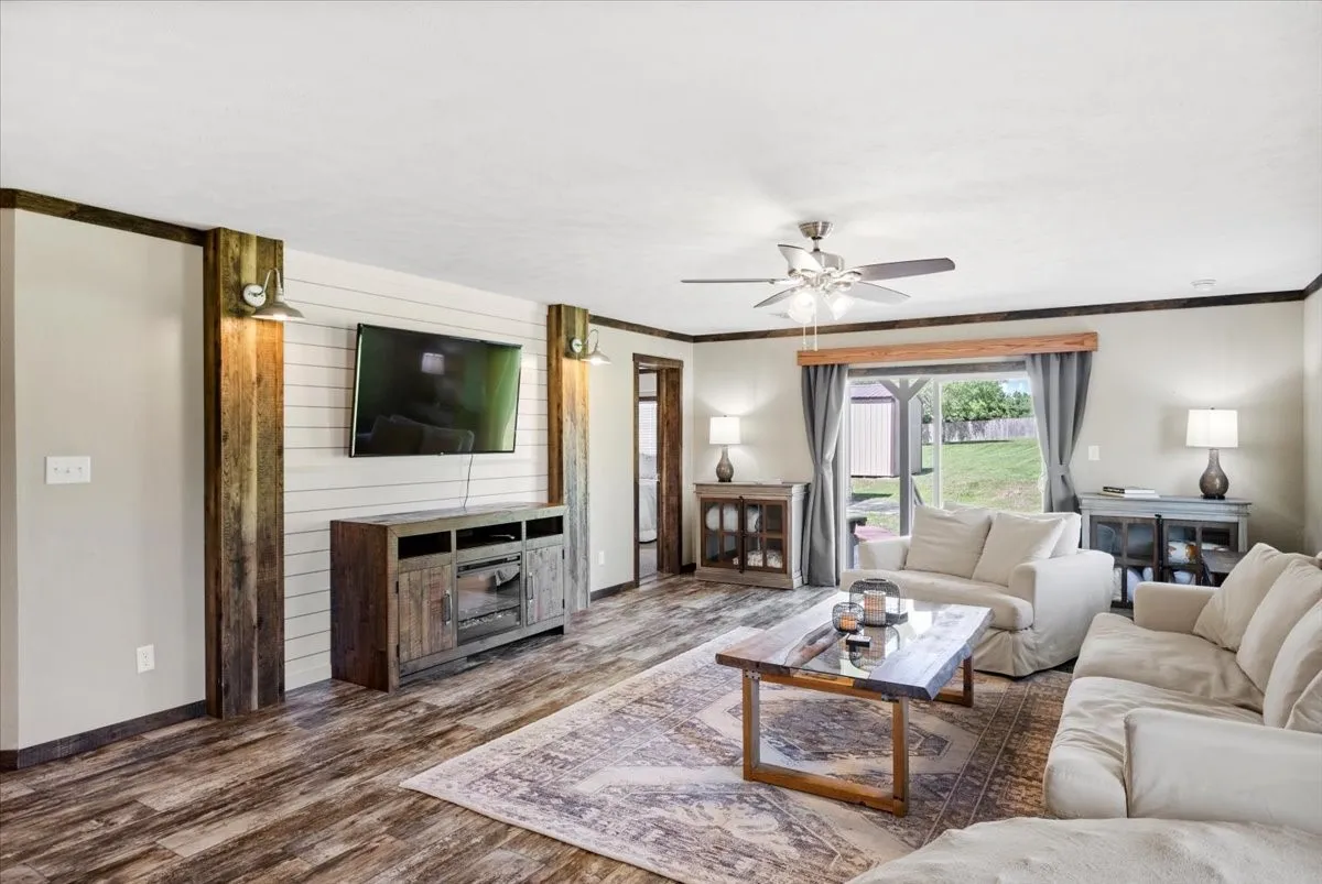 Single Family Residence For Sale in Smith County , 13511 COUNTY ROAD 1141, Tyler, Texas 75703, 6 Bedrooms, 4 Bathrooms, 2 Garage spaces, 3,910 Sqft, built in 1985, Price $995,000, mls#21222962, Real Estate Agent in Tyler, Homes For Sale in Smith county, Homes For Sale in Tyler, Realtor in Tyler Texas, Real Estate Brokerage Independent Realty Texas, Luminita Cordes Realtor