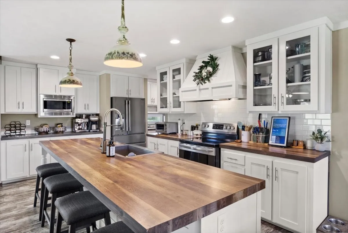 Single Family Residence For Sale in Smith County , 13511 COUNTY ROAD 1141, Tyler, Texas 75703, 6 Bedrooms, 4 Bathrooms, 2 Garage spaces, 3,910 Sqft, built in 1985, Price $995,000, mls#21222962, Real Estate Agent in Tyler, Homes For Sale in Smith county, Homes For Sale in Tyler, Realtor in Tyler Texas, Real Estate Brokerage Independent Realty Texas, Luminita Cordes Realtor