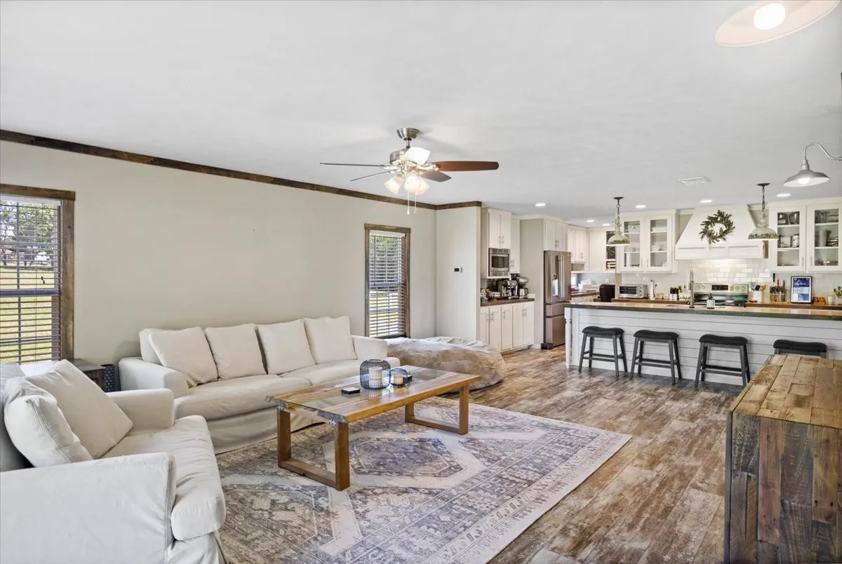 Single Family Residence For Sale in Smith County , 13511 COUNTY ROAD 1141, Tyler, Texas 75703, 6 Bedrooms, 4 Bathrooms, 2 Garage spaces, 3,910 Sqft, built in 1985, Price $995,000, mls#21222962, Real Estate Agent in Tyler, Homes For Sale in Smith county, Homes For Sale in Tyler, Realtor in Tyler Texas, Real Estate Brokerage Independent Realty Texas, Luminita Cordes Realtor