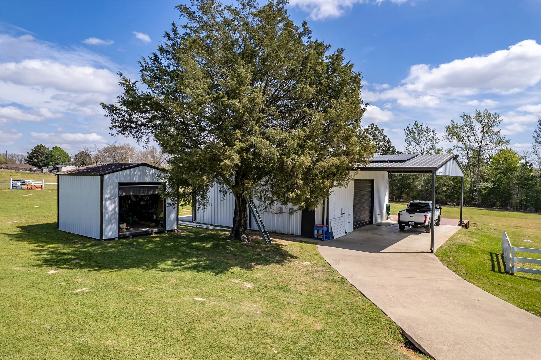Single Family Residence For Sale in Smith County , 13511 COUNTY ROAD 1141, Tyler, Texas 75703, 6 Bedrooms, 4 Bathrooms, 2 Garage spaces, 3,910 Sqft, built in 1985, Price $995,000, mls#21222962, Real Estate Agent in Tyler, Homes For Sale in Smith county, Homes For Sale in Tyler, Realtor in Tyler Texas, Real Estate Brokerage Independent Realty Texas, Luminita Cordes Realtor