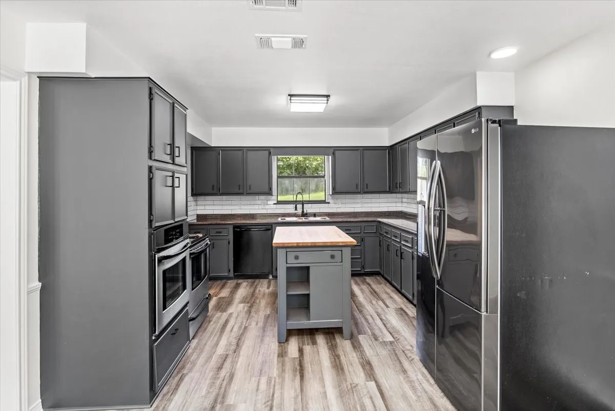 Single Family Residence For Sale in Smith County , 13511 COUNTY ROAD 1141, Tyler, Texas 75703, 6 Bedrooms, 4 Bathrooms, 2 Garage spaces, 3,910 Sqft, built in 1985, Price $995,000, mls#21222962, Real Estate Agent in Tyler, Homes For Sale in Smith county, Homes For Sale in Tyler, Realtor in Tyler Texas, Real Estate Brokerage Independent Realty Texas, Luminita Cordes Realtor