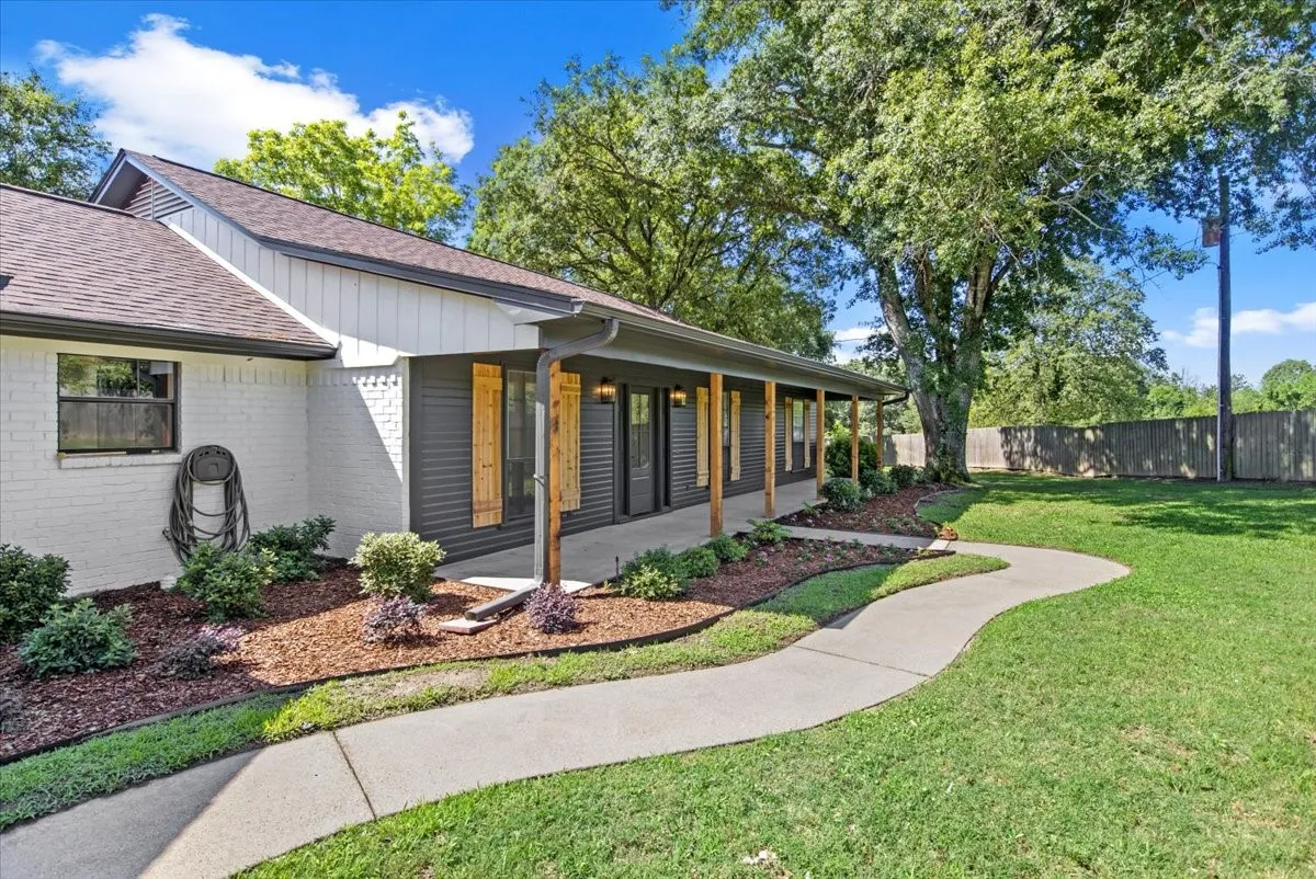Single Family Residence For Sale in Smith County , 13511 COUNTY ROAD 1141, Tyler, Texas 75703, 6 Bedrooms, 4 Bathrooms, 2 Garage spaces, 3,910 Sqft, built in 1985, Price $995,000, mls#21222962, Real Estate Agent in Tyler, Homes For Sale in Smith county, Homes For Sale in Tyler, Realtor in Tyler Texas, Real Estate Brokerage Independent Realty Texas, Luminita Cordes Realtor