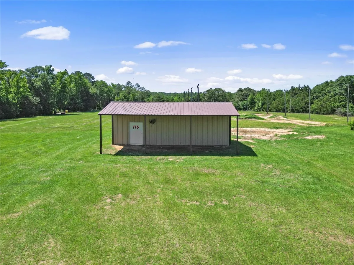 Single Family Residence For Sale in Smith County , 13511 COUNTY ROAD 1141, Tyler, Texas 75703, 6 Bedrooms, 4 Bathrooms, 2 Garage spaces, 3,910 Sqft, built in 1985, Price $995,000, mls#21222962, Real Estate Agent in Tyler, Homes For Sale in Smith county, Homes For Sale in Tyler, Realtor in Tyler Texas, Real Estate Brokerage Independent Realty Texas, Luminita Cordes Realtor