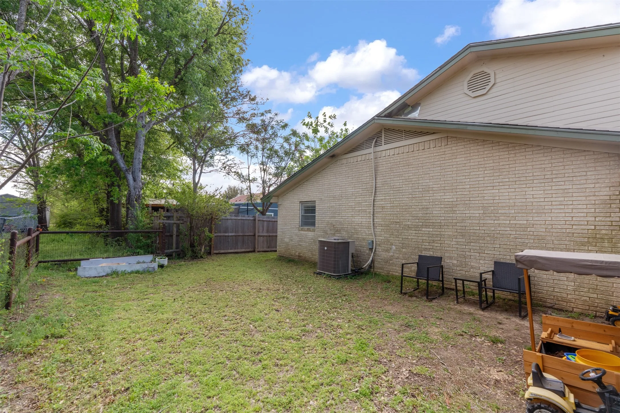 Single Family Residence For Sale in Kaufman County , 529 E Kempner, Mabank, Texas 75147, 3 Bedroom, 2 Bathroom, 1 Garage spaces, 1,600 Sqft, built in 1966, mls#21223015, Real Estate Agent in Mabank, Homes For Sale in Kaufman county, Homes For Sale in Mabank, Realtor in Mabank Texas, Real Estate Brokerage Independent Realty Texas, Luminita Cordes Realtor