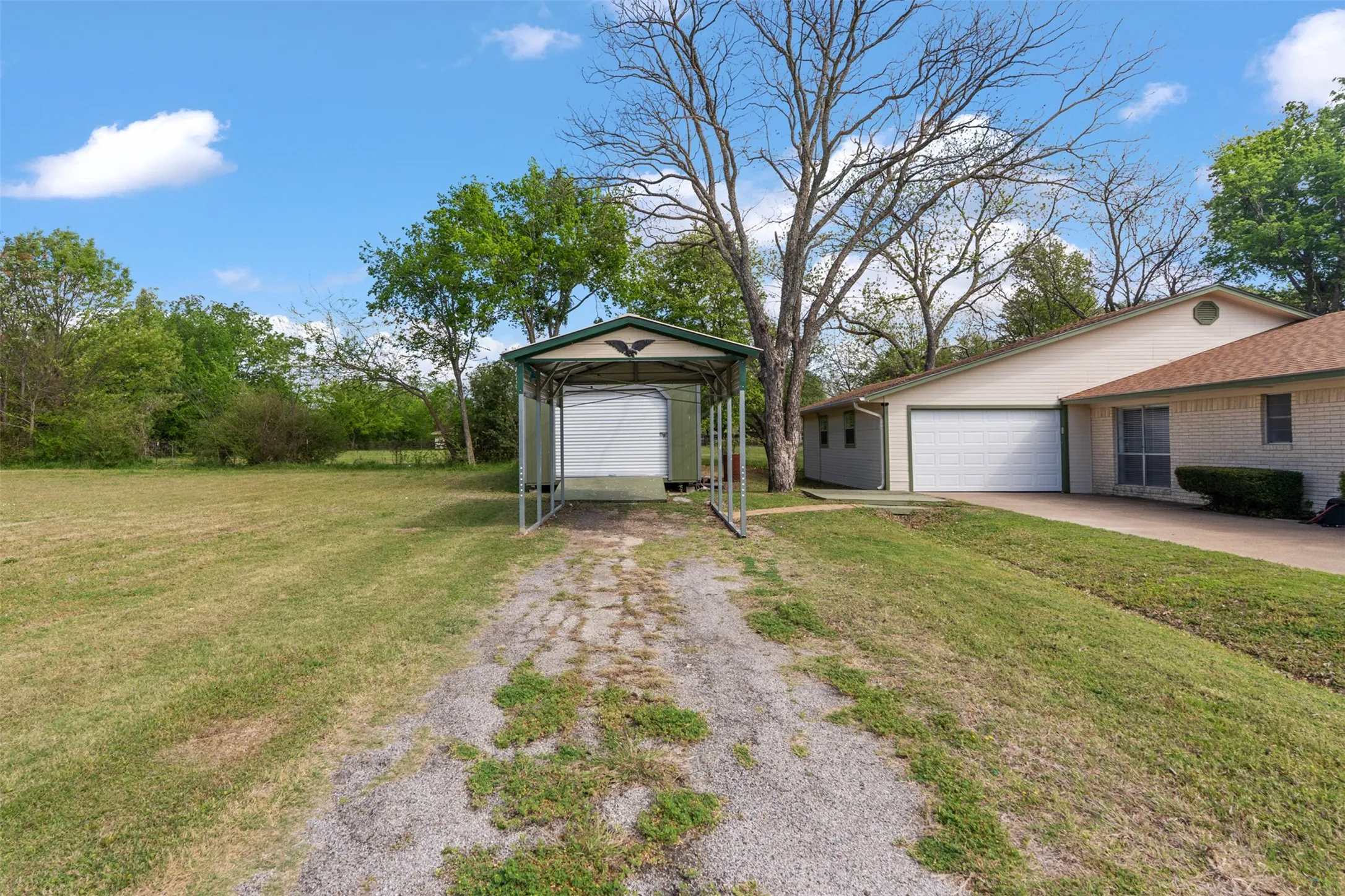 Single Family Residence For Sale in Kaufman County , 529 E Kempner, Mabank, Texas 75147, 3 Bedroom, 2 Bathroom, 1 Garage spaces, 1,600 Sqft, built in 1966, mls#21223015, Real Estate Agent in Mabank, Homes For Sale in Kaufman county, Homes For Sale in Mabank, Realtor in Mabank Texas, Real Estate Brokerage Independent Realty Texas, Luminita Cordes Realtor