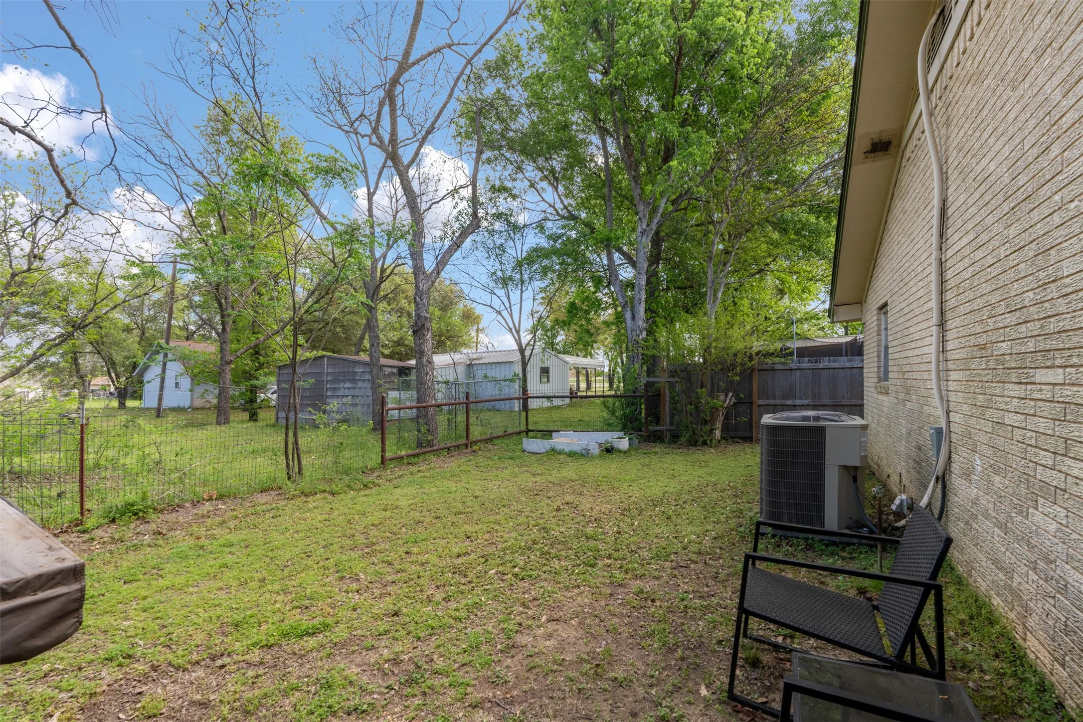 Single Family Residence For Sale in Kaufman County , 529 E Kempner, Mabank, Texas 75147, 3 Bedroom, 2 Bathroom, 1 Garage spaces, 1,600 Sqft, built in 1966, mls#21223015, Real Estate Agent in Mabank, Homes For Sale in Kaufman county, Homes For Sale in Mabank, Realtor in Mabank Texas, Real Estate Brokerage Independent Realty Texas, Luminita Cordes Realtor