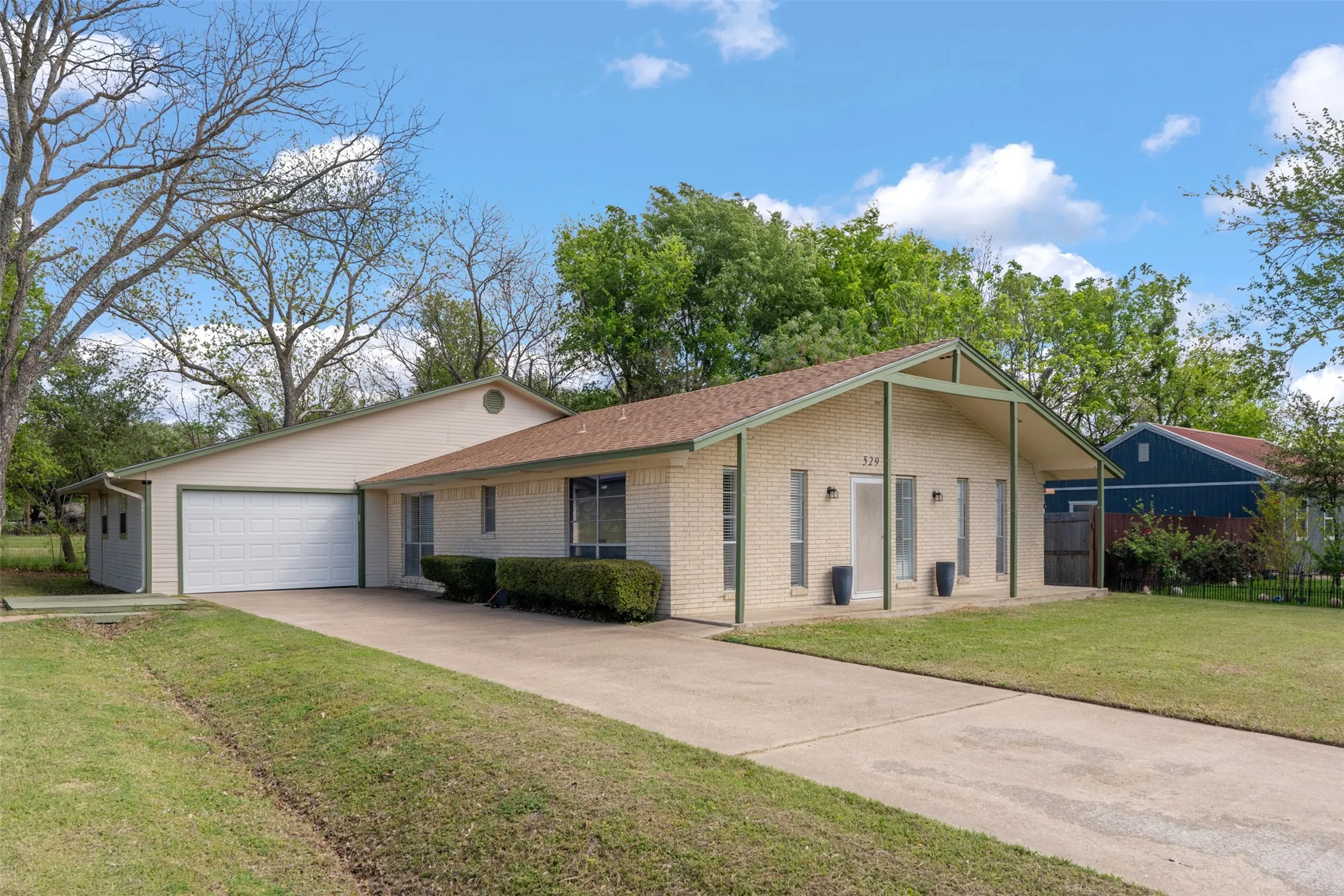 Single Family Residence For Sale in Kaufman County , 529 E Kempner, Mabank, Texas 75147, 3 Bedroom, 2 Bathroom, 1 Garage spaces, 1,600 Sqft, built in 1966, mls#21223015, Real Estate Agent in Mabank, Homes For Sale in Kaufman county, Homes For Sale in Mabank, Realtor in Mabank Texas, Real Estate Brokerage Independent Realty Texas, Luminita Cordes Realtor