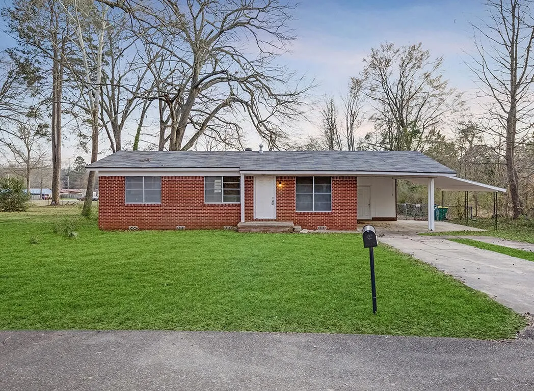 Single Family Residence For Sale in Bowie County , 3007 Hollywood Street, Texarkana, Texas 75501, 3 Bedrooms, 1 Bathroom, Garage spaces, 1,000 Sqft, built in 1974, Price $115,000, mls#21223048, Real Estate Agent in Texarkana, Homes For Sale in Bowie county, Homes For Sale in Texarkana, Realtor in Texarkana Texas, Real Estate Brokerage Independent Realty Texas, Luminita Cordes Realtor