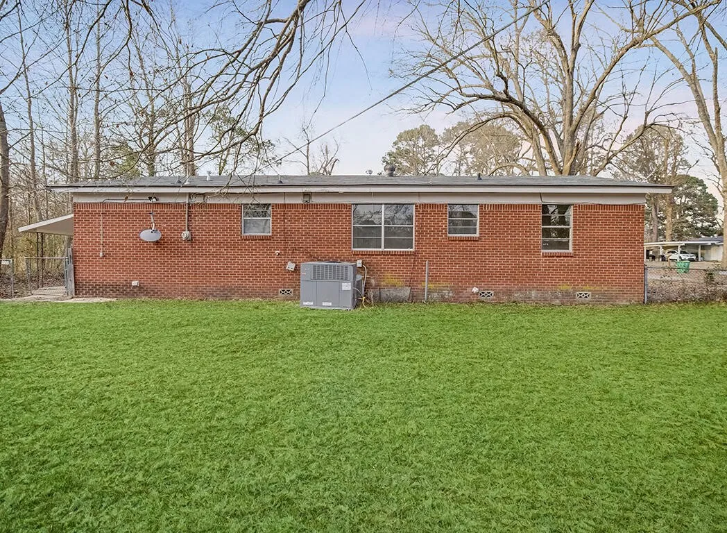Single Family Residence For Sale in Bowie County , 3007 Hollywood Street, Texarkana, Texas 75501, 3 Bedrooms, 1 Bathroom, Garage spaces, 1,000 Sqft, built in 1974, Price $115,000, mls#21223048, Real Estate Agent in Texarkana, Homes For Sale in Bowie county, Homes For Sale in Texarkana, Realtor in Texarkana Texas, Real Estate Brokerage Independent Realty Texas, Luminita Cordes Realtor
