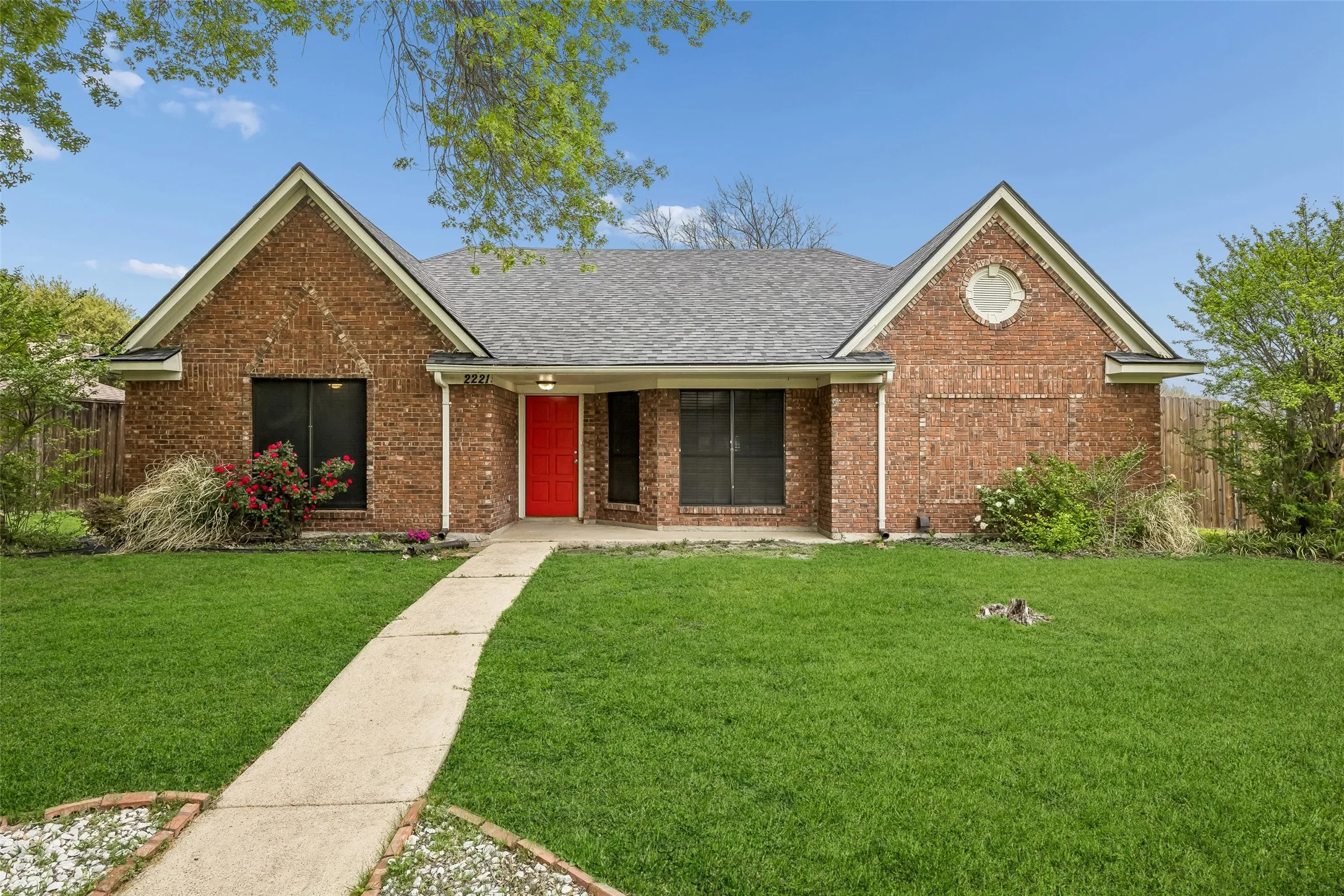 Single Family Residence For Sale in Dallas County , 2221 Brookside Drive, Rowlett, Texas 75088, 4 Bedroom, 2 Bathroom, Garage spaces, 2,292 Sqft, built in 1987, Preowned, mls#21222458, Real Estate Agent in Rowlett, Homes For Sale in Dallas county, Homes For Sale in Rowlett, Realtor in Rowlett Texas, Real Estate Brokerage Independent Realty Texas, Luminita Cordes Realtor