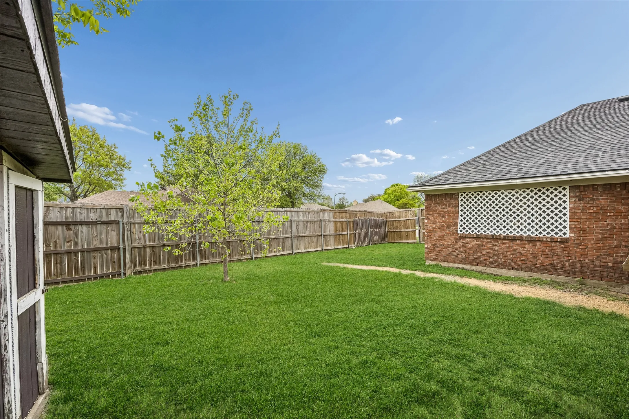 Single Family Residence For Sale in Dallas County , 2221 Brookside Drive, Rowlett, Texas 75088, 4 Bedroom, 2 Bathroom, Garage spaces, 2,292 Sqft, built in 1987, Preowned, mls#21222458, Real Estate Agent in Rowlett, Homes For Sale in Dallas county, Homes For Sale in Rowlett, Realtor in Rowlett Texas, Real Estate Brokerage Independent Realty Texas, Luminita Cordes Realtor