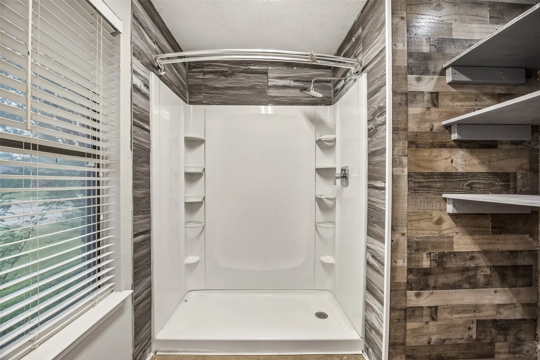 Single Family Residence For Sale in Dallas County , 2221 Brookside Drive, Rowlett, Texas 75088, 4 Bedroom, 2 Bathroom, Garage spaces, 2,292 Sqft, built in 1987, Preowned, mls#21222458, Real Estate Agent in Rowlett, Homes For Sale in Dallas county, Homes For Sale in Rowlett, Realtor in Rowlett Texas, Real Estate Brokerage Independent Realty Texas, Luminita Cordes Realtor