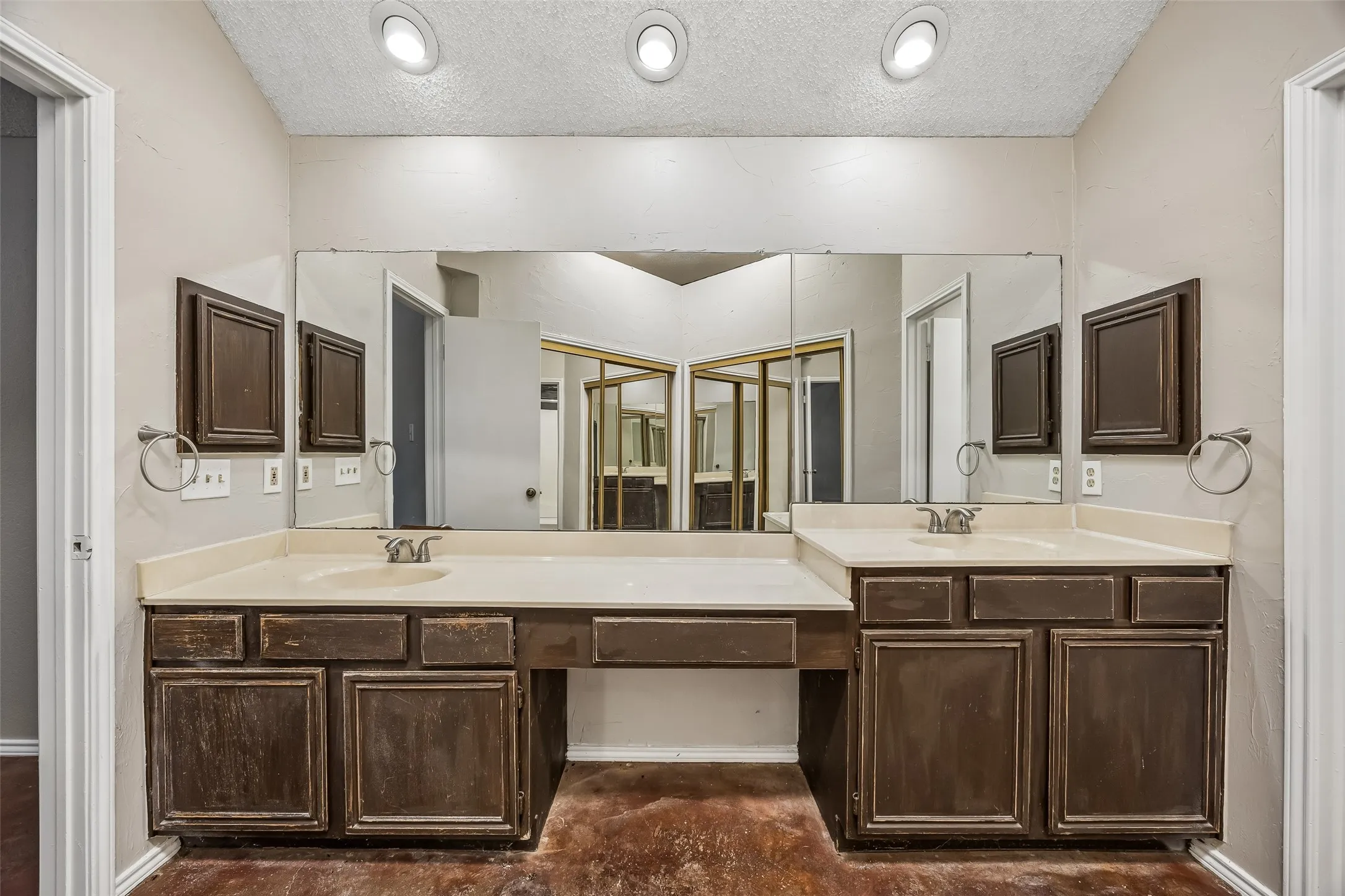 Single Family Residence For Sale in Dallas County , 2221 Brookside Drive, Rowlett, Texas 75088, 4 Bedroom, 2 Bathroom, Garage spaces, 2,292 Sqft, built in 1987, Preowned, mls#21222458, Real Estate Agent in Rowlett, Homes For Sale in Dallas county, Homes For Sale in Rowlett, Realtor in Rowlett Texas, Real Estate Brokerage Independent Realty Texas, Luminita Cordes Realtor