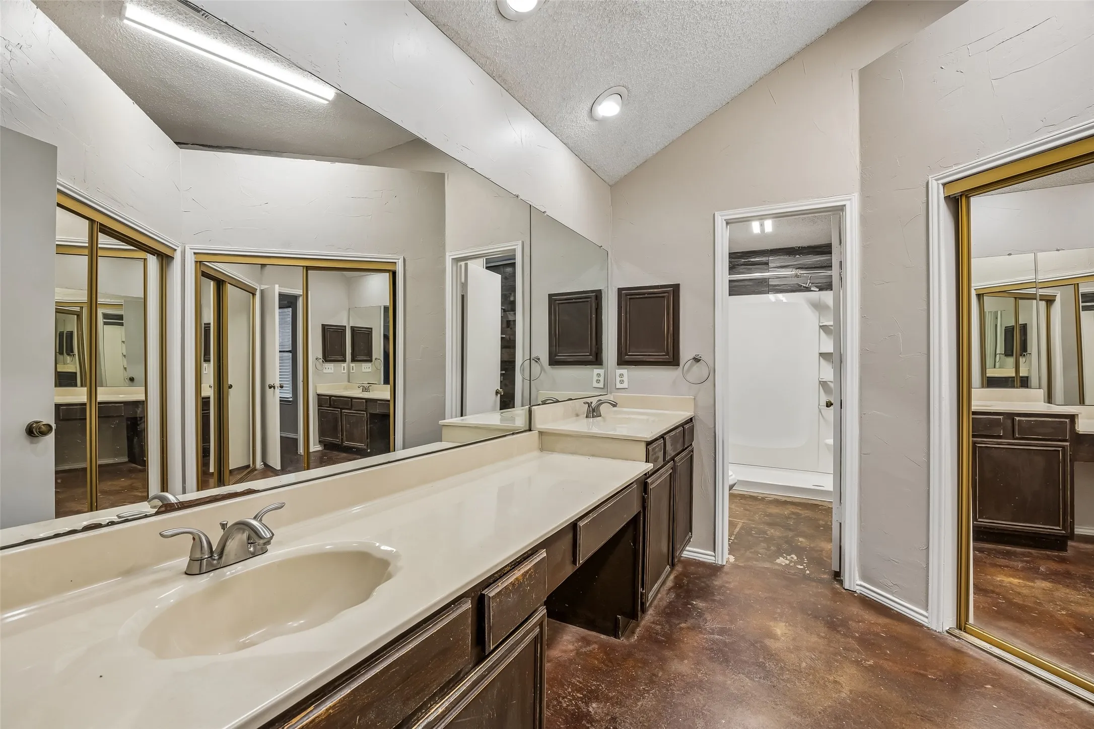 Single Family Residence For Sale in Dallas County , 2221 Brookside Drive, Rowlett, Texas 75088, 4 Bedroom, 2 Bathroom, Garage spaces, 2,292 Sqft, built in 1987, Preowned, mls#21222458, Real Estate Agent in Rowlett, Homes For Sale in Dallas county, Homes For Sale in Rowlett, Realtor in Rowlett Texas, Real Estate Brokerage Independent Realty Texas, Luminita Cordes Realtor