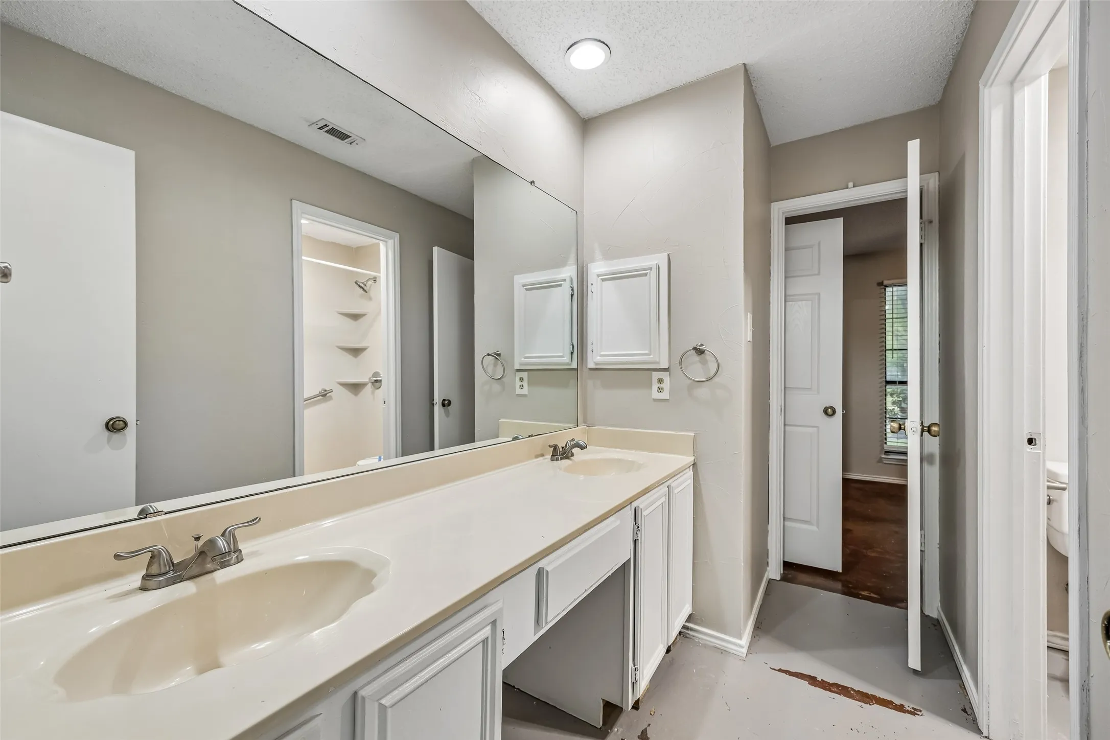 Single Family Residence For Sale in Dallas County , 2221 Brookside Drive, Rowlett, Texas 75088, 4 Bedroom, 2 Bathroom, Garage spaces, 2,292 Sqft, built in 1987, Preowned, mls#21222458, Real Estate Agent in Rowlett, Homes For Sale in Dallas county, Homes For Sale in Rowlett, Realtor in Rowlett Texas, Real Estate Brokerage Independent Realty Texas, Luminita Cordes Realtor