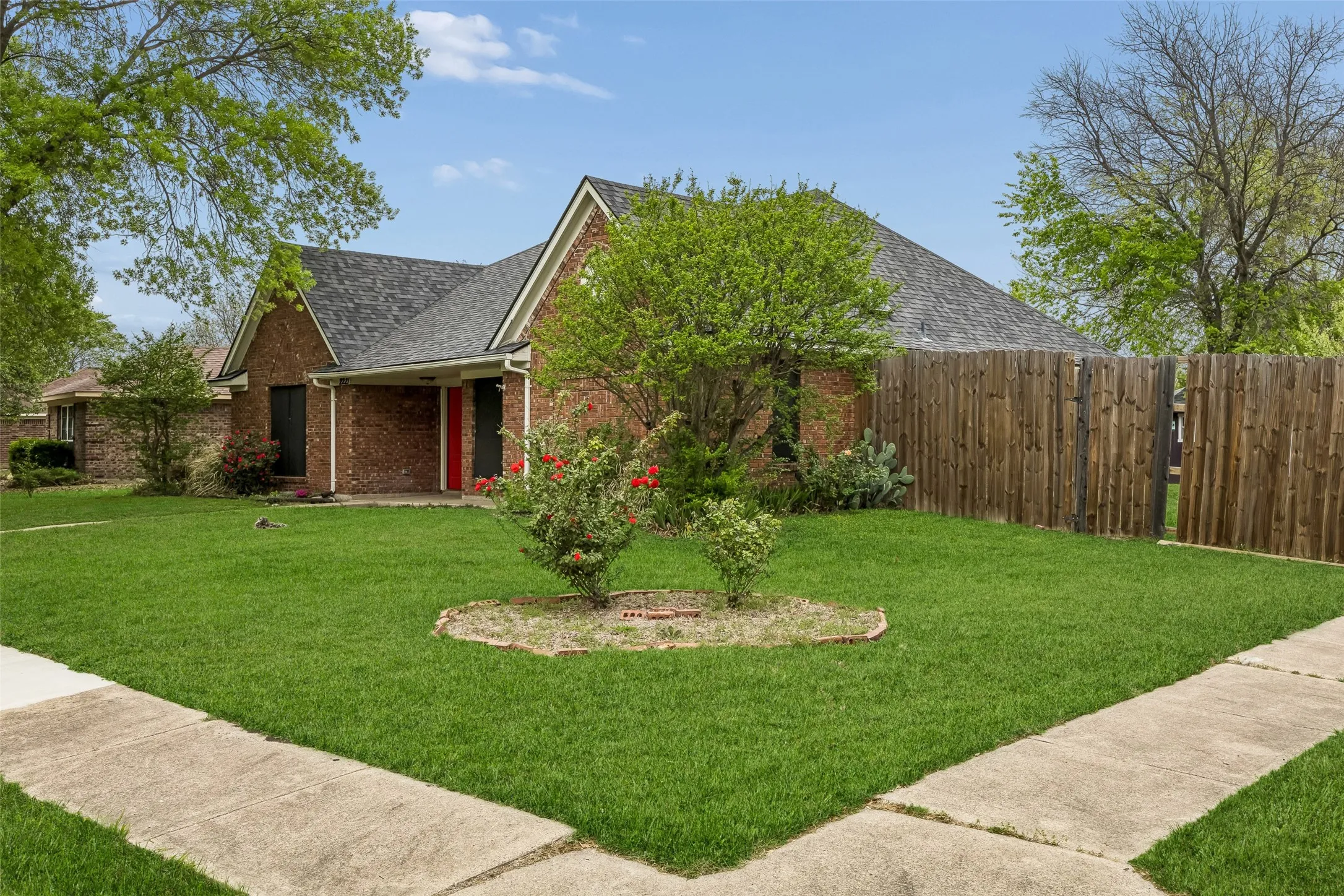 Single Family Residence For Sale in Dallas County , 2221 Brookside Drive, Rowlett, Texas 75088, 4 Bedroom, 2 Bathroom, Garage spaces, 2,292 Sqft, built in 1987, Preowned, mls#21222458, Real Estate Agent in Rowlett, Homes For Sale in Dallas county, Homes For Sale in Rowlett, Realtor in Rowlett Texas, Real Estate Brokerage Independent Realty Texas, Luminita Cordes Realtor