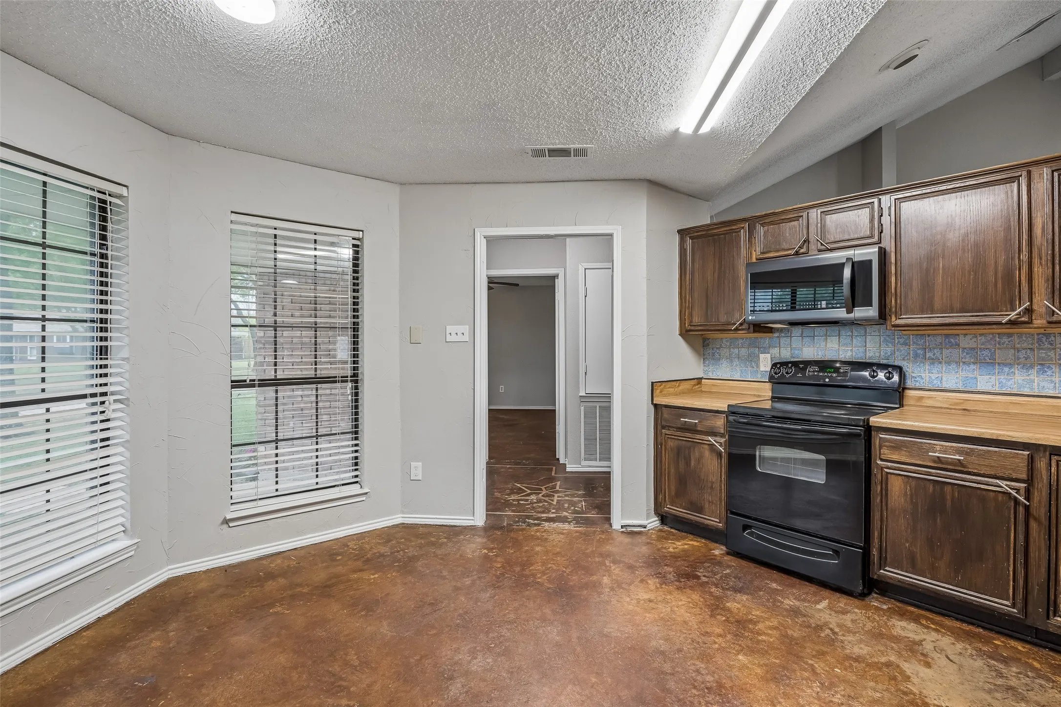 Single Family Residence For Sale in Dallas County , 2221 Brookside Drive, Rowlett, Texas 75088, 4 Bedroom, 2 Bathroom, Garage spaces, 2,292 Sqft, built in 1987, Preowned, mls#21222458, Real Estate Agent in Rowlett, Homes For Sale in Dallas county, Homes For Sale in Rowlett, Realtor in Rowlett Texas, Real Estate Brokerage Independent Realty Texas, Luminita Cordes Realtor