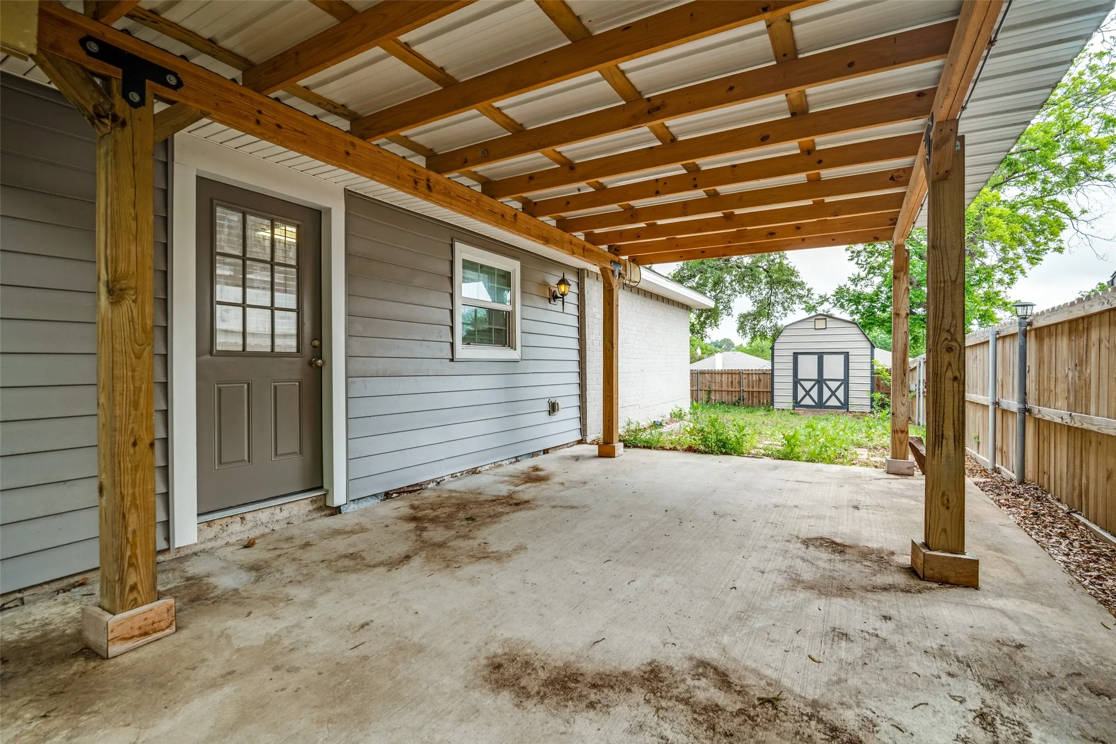 Single Family Residence For Sale in Dallas County , 310 Thistle Drive, Garland, Texas 75043, 3 Bedroom, 2 Bathroom, 2 Garage spaces, 1,817 Sqft, built in 1973, Preowned, Price $299,000, mls#21223125, Real Estate Agent in Garland, Homes For Sale in Dallas county, Homes For Sale in Garland, Realtor in Garland Texas, Real Estate Brokerage Independent Realty Texas, Luminita Cordes Realtor