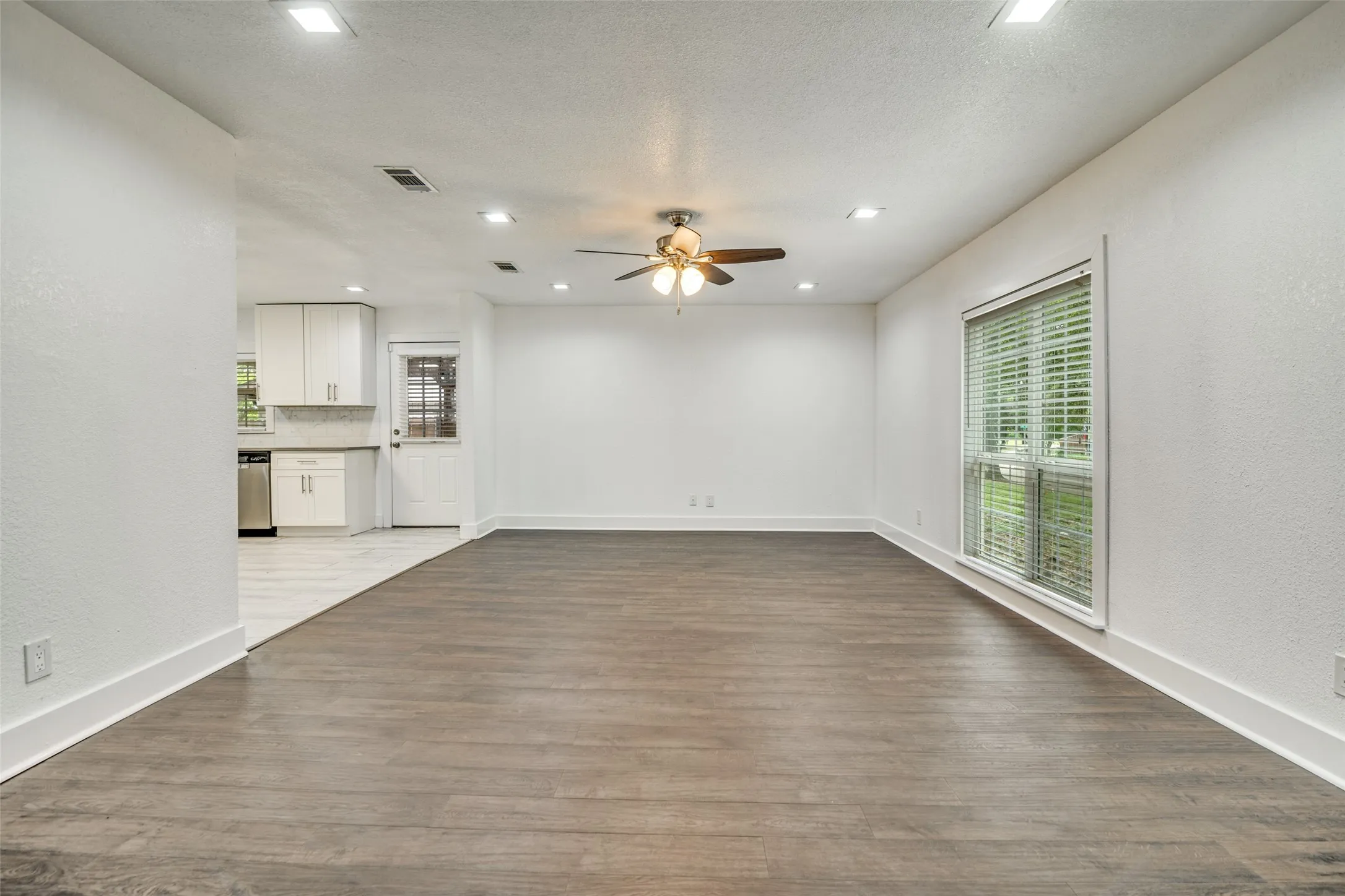 Single Family Residence For Sale in Dallas County , 310 Thistle Drive, Garland, Texas 75043, 3 Bedroom, 2 Bathroom, 2 Garage spaces, 1,817 Sqft, built in 1973, Preowned, Price $299,000, mls#21223125, Real Estate Agent in Garland, Homes For Sale in Dallas county, Homes For Sale in Garland, Realtor in Garland Texas, Real Estate Brokerage Independent Realty Texas, Luminita Cordes Realtor