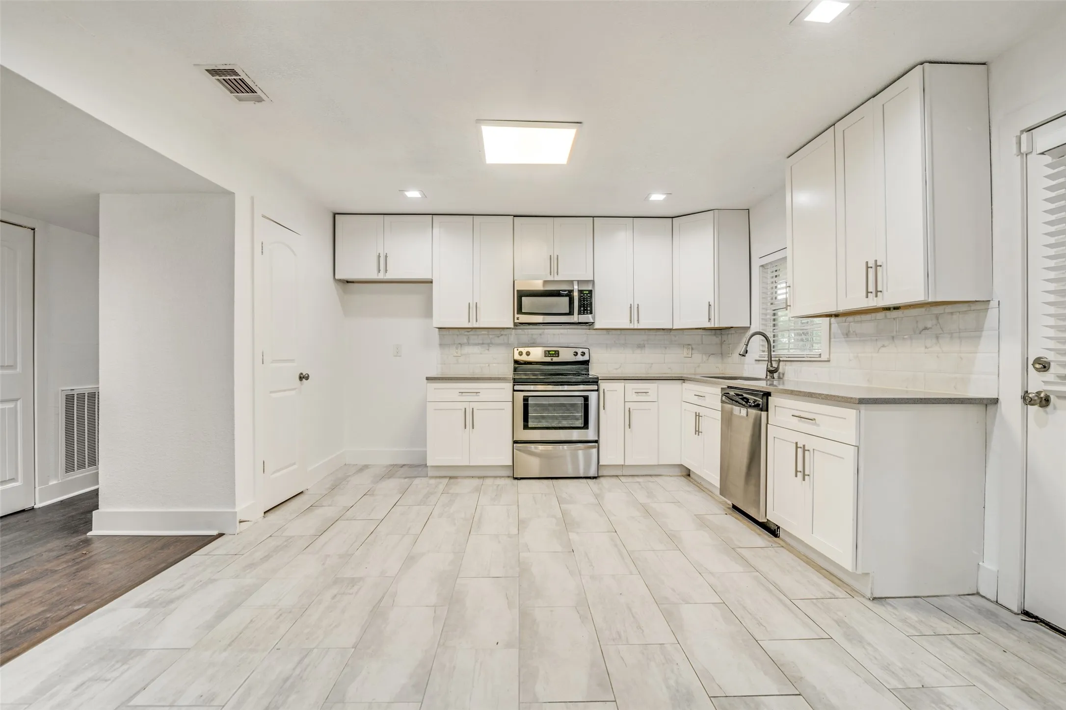 Single Family Residence For Sale in Dallas County , 310 Thistle Drive, Garland, Texas 75043, 3 Bedroom, 2 Bathroom, 2 Garage spaces, 1,817 Sqft, built in 1973, Preowned, Price $299,000, mls#21223125, Real Estate Agent in Garland, Homes For Sale in Dallas county, Homes For Sale in Garland, Realtor in Garland Texas, Real Estate Brokerage Independent Realty Texas, Luminita Cordes Realtor