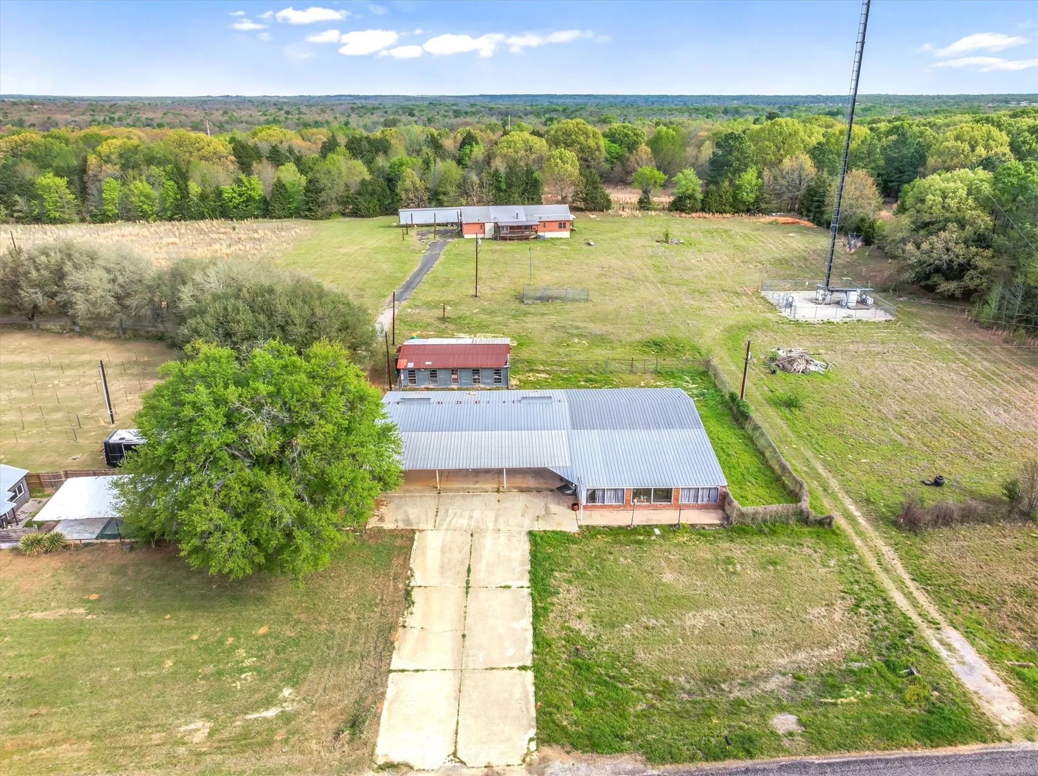 Mobile Home For Sale in Smith County , 25294 HWY 80, Grand Saline, Texas 75140, 3 Bedrooms, 2 Bathrooms, Garage spaces, 1,478 Sqft, built in 2000, Price $220,000, mls#21223080, Real Estate Agent in Grand Saline, Homes For Sale in Smith county, Homes For Sale in Grand Saline, Realtor in Grand Saline Texas, Real Estate Brokerage Independent Realty Texas, Luminita Cordes Realtor