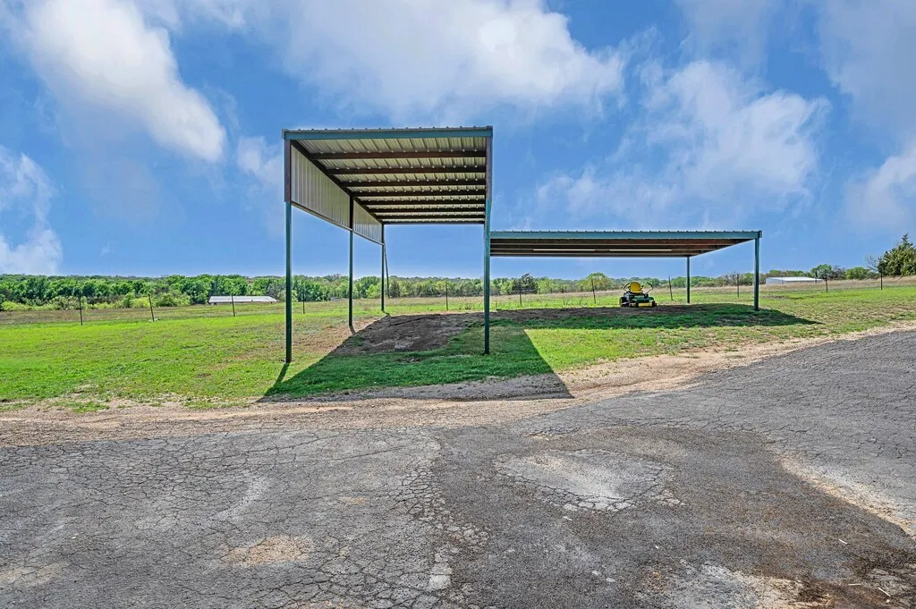 Single Family Residence For Sale in Mc Lennan County , 596 Saffle Road, Robinson, Texas 76706, 3 Bedrooms, 3 Bathrooms, 2 Garage spaces, 2,956 Sqft, built in 1972, Preowned, Price $575,000, mls#21223118, Real Estate Agent in Robinson, Homes For Sale in Mc Lennan county, Homes For Sale in Robinson, Realtor in Robinson Texas, Real Estate Brokerage Independent Realty Texas, Luminita Cordes Realtor
